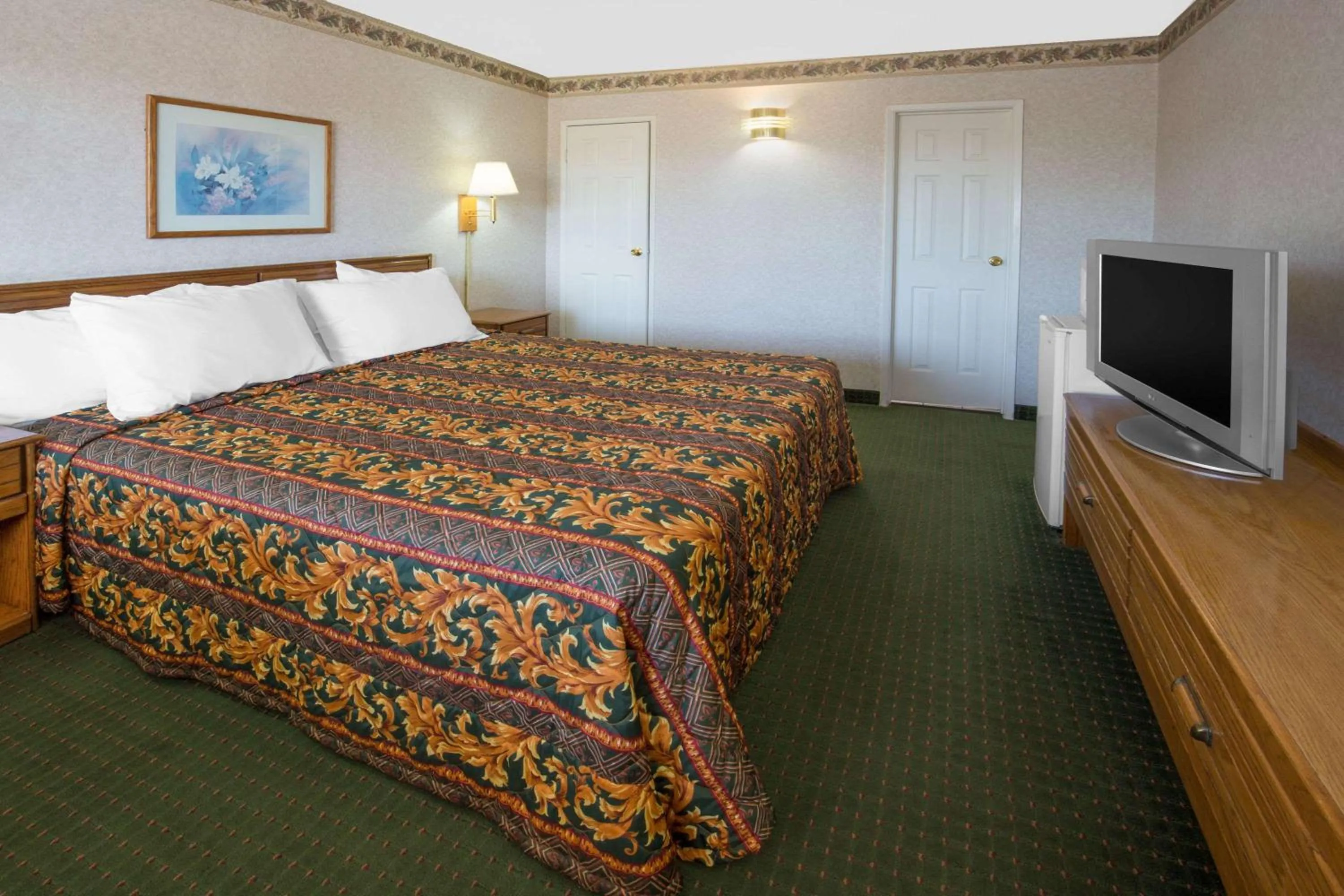 Photo of the whole room, Bed in Days Inn by Wyndham Oroville