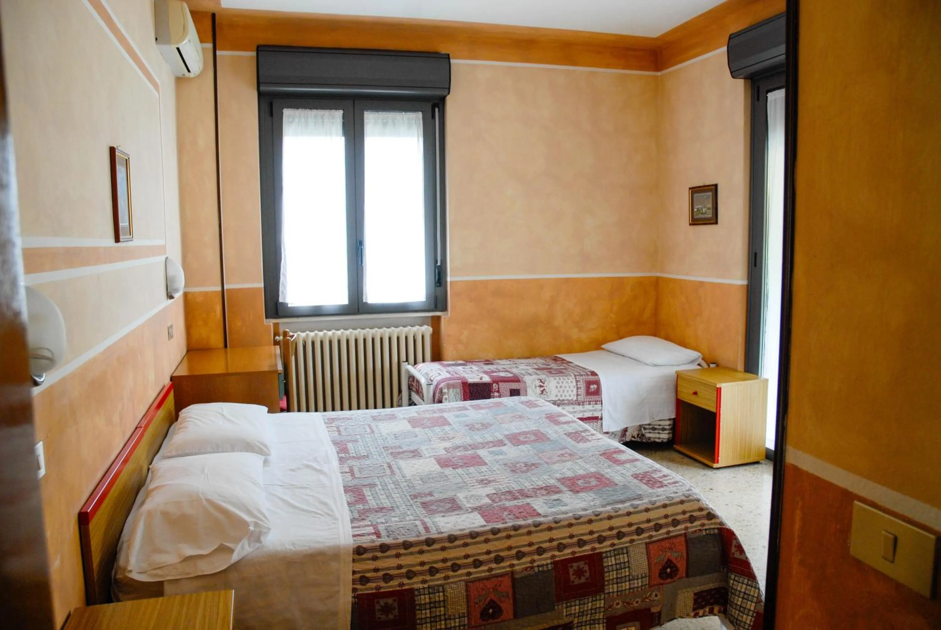 Day, Bed in Hotel Du Lac