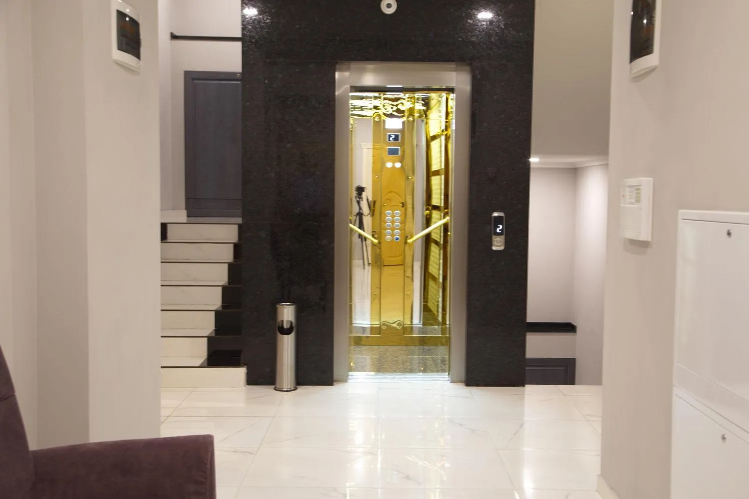 elevator in Boomerang Boutique Hotel