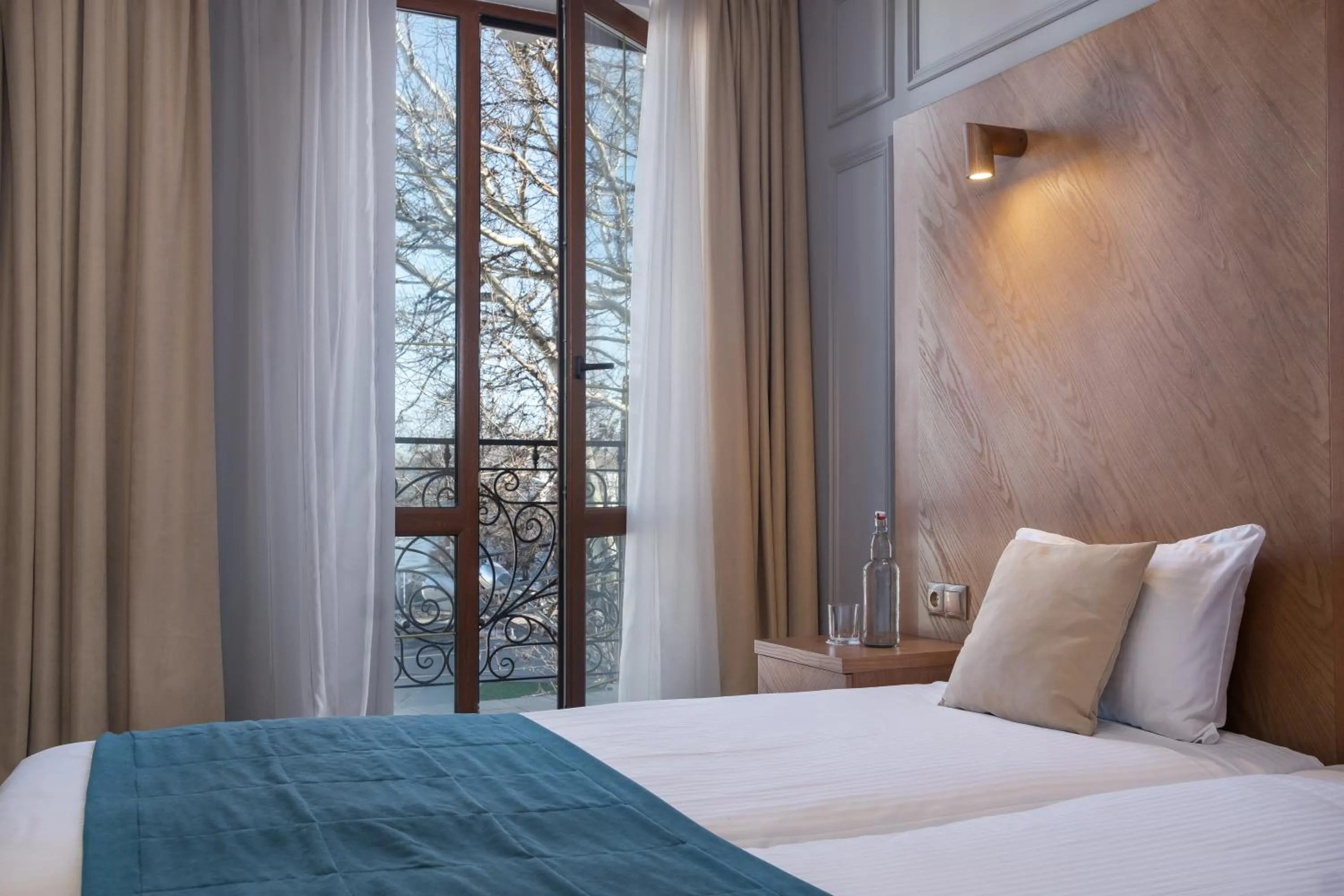 Balcony/Terrace, Bed in Boomerang Boutique Hotel