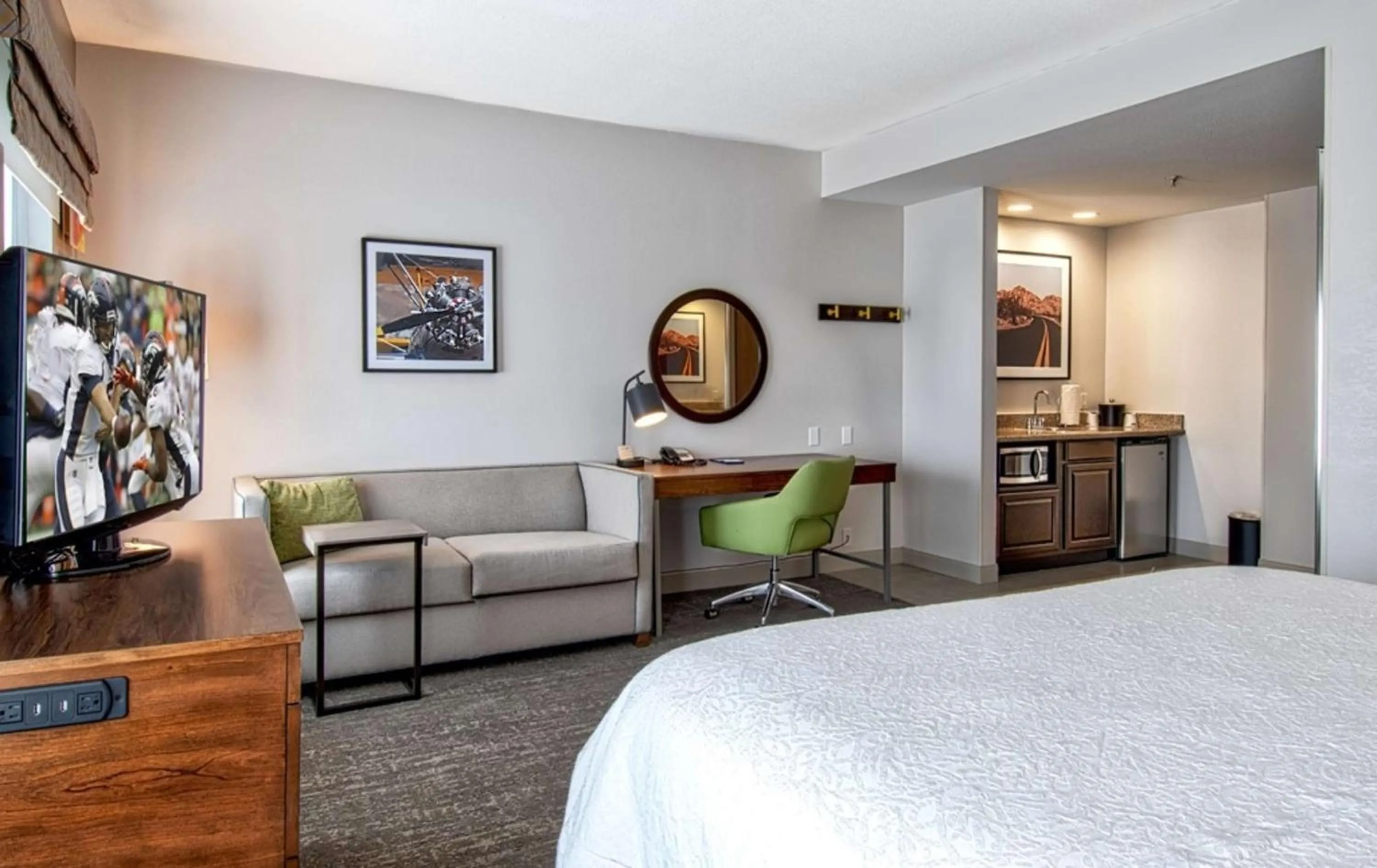 Living room, Bed in Hampton Inn & Suites by Hilton Hemet Menifee Murrieta