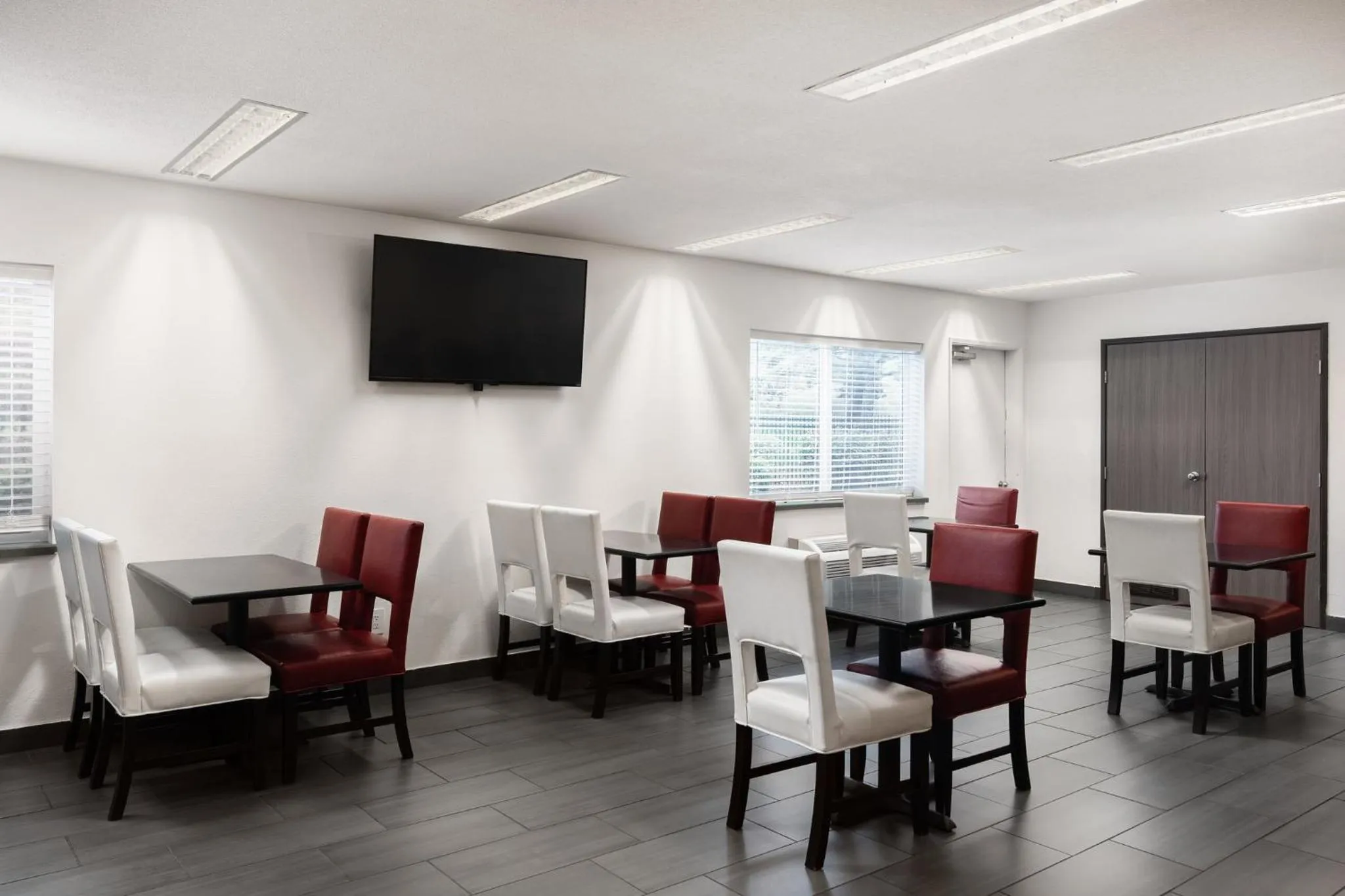 Breakfast in Red Lion Inn & Suites Auburn/Seattle