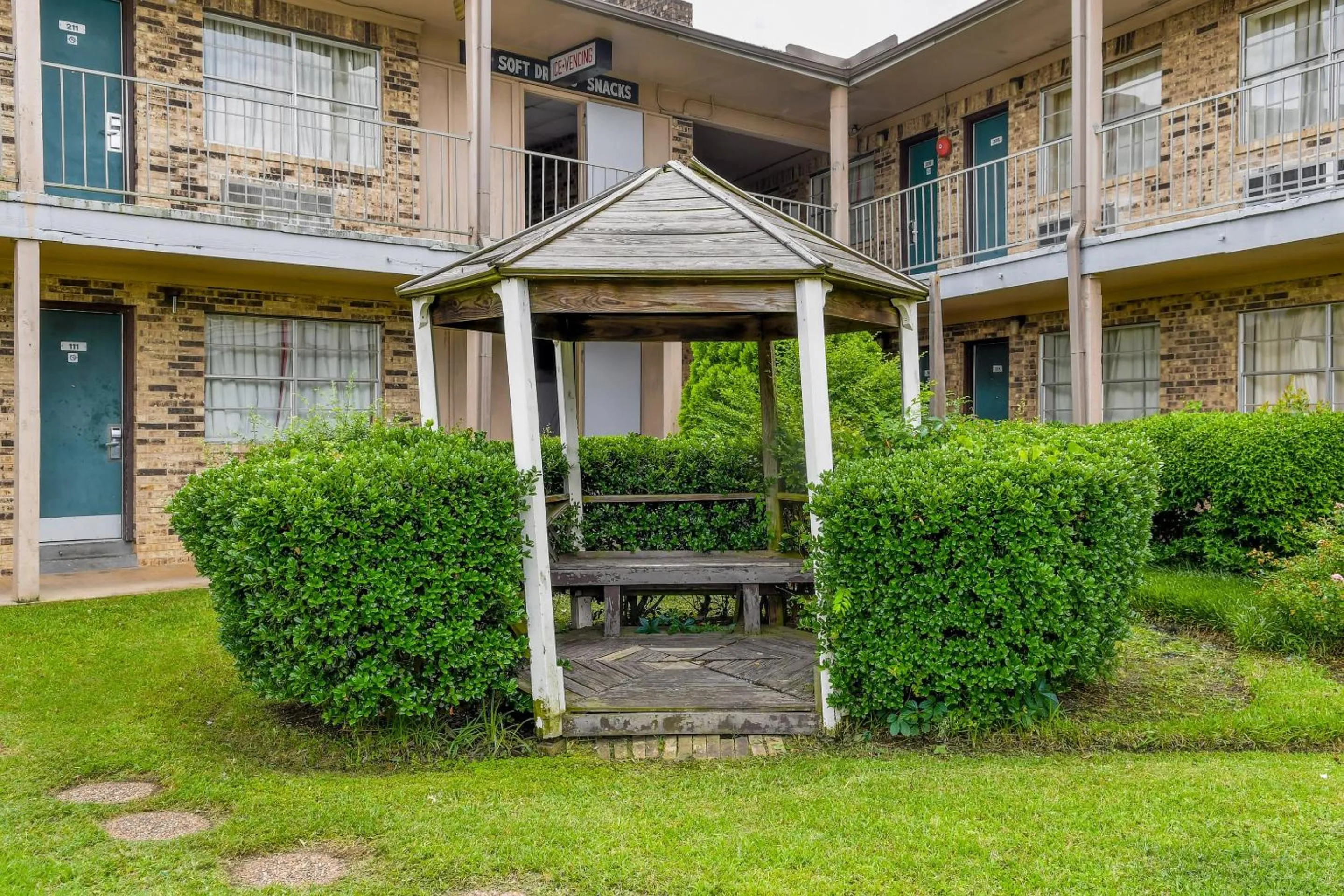 Facade/entrance in OYO Hotel Tyler Lindale