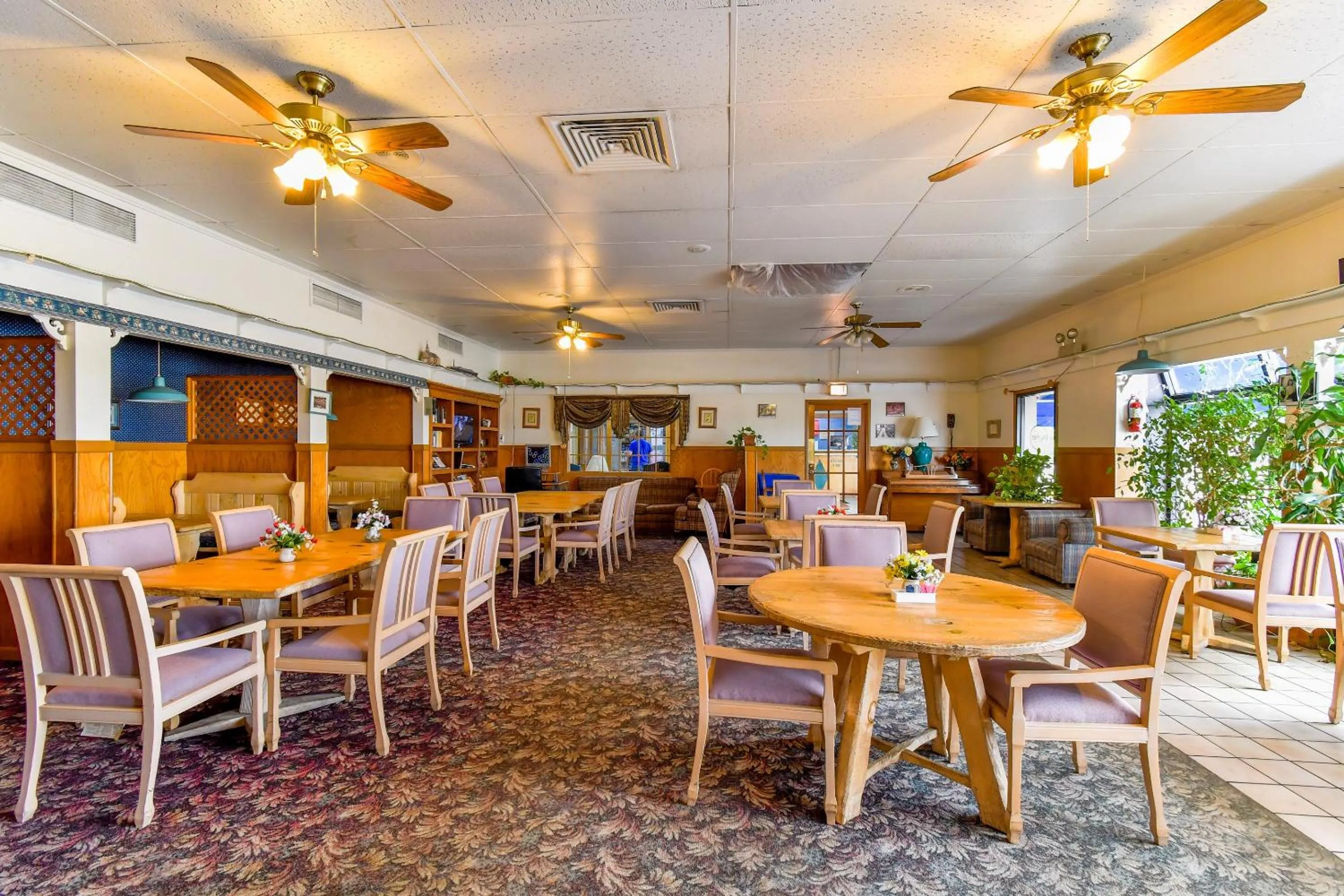 Dining area in OYO Hotel Tyler Lindale