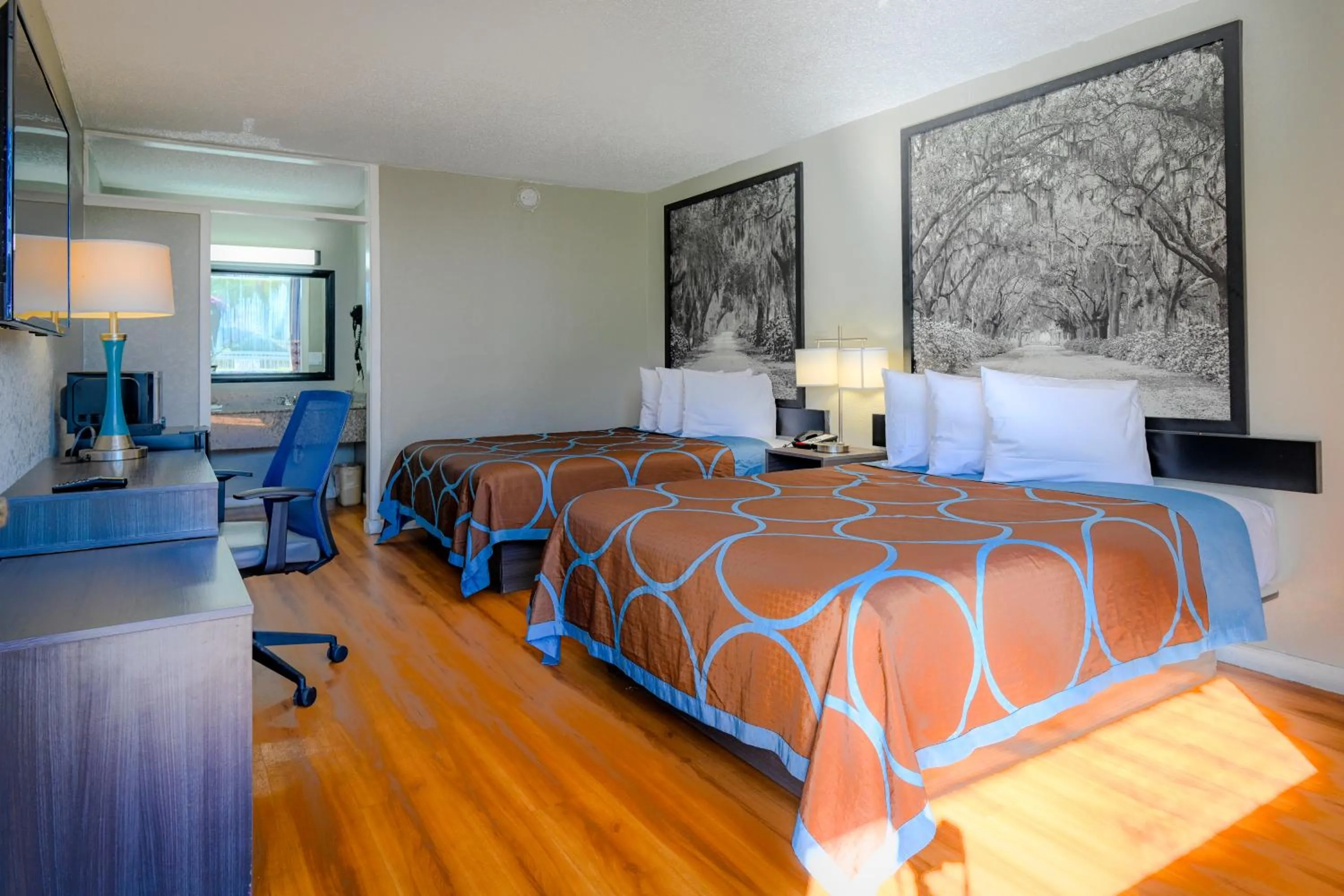 Bed in Super 8 by Wyndham Hardeeville - Savannah North