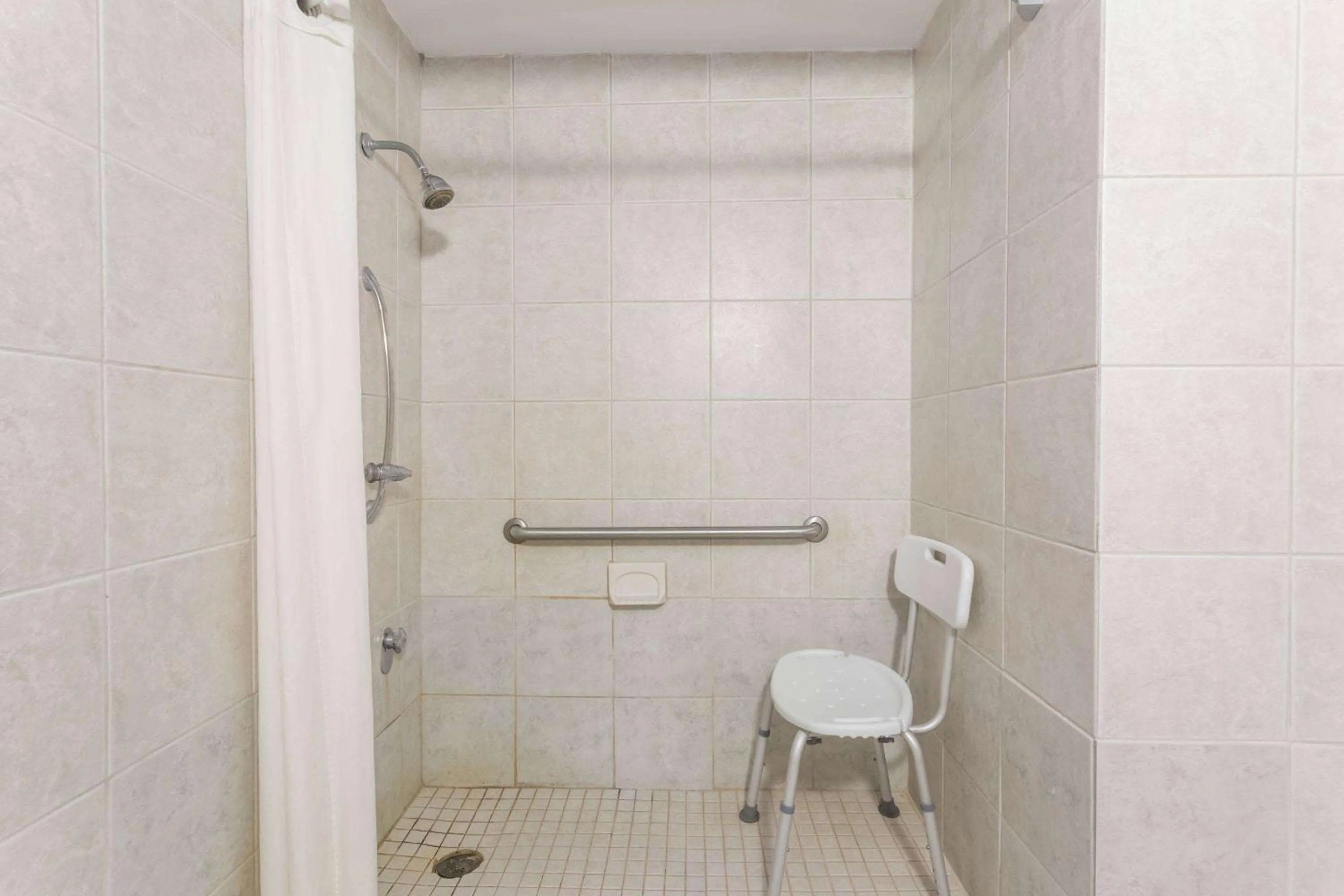 Shower in Super 8 by Wyndham Hardeeville - Savannah North