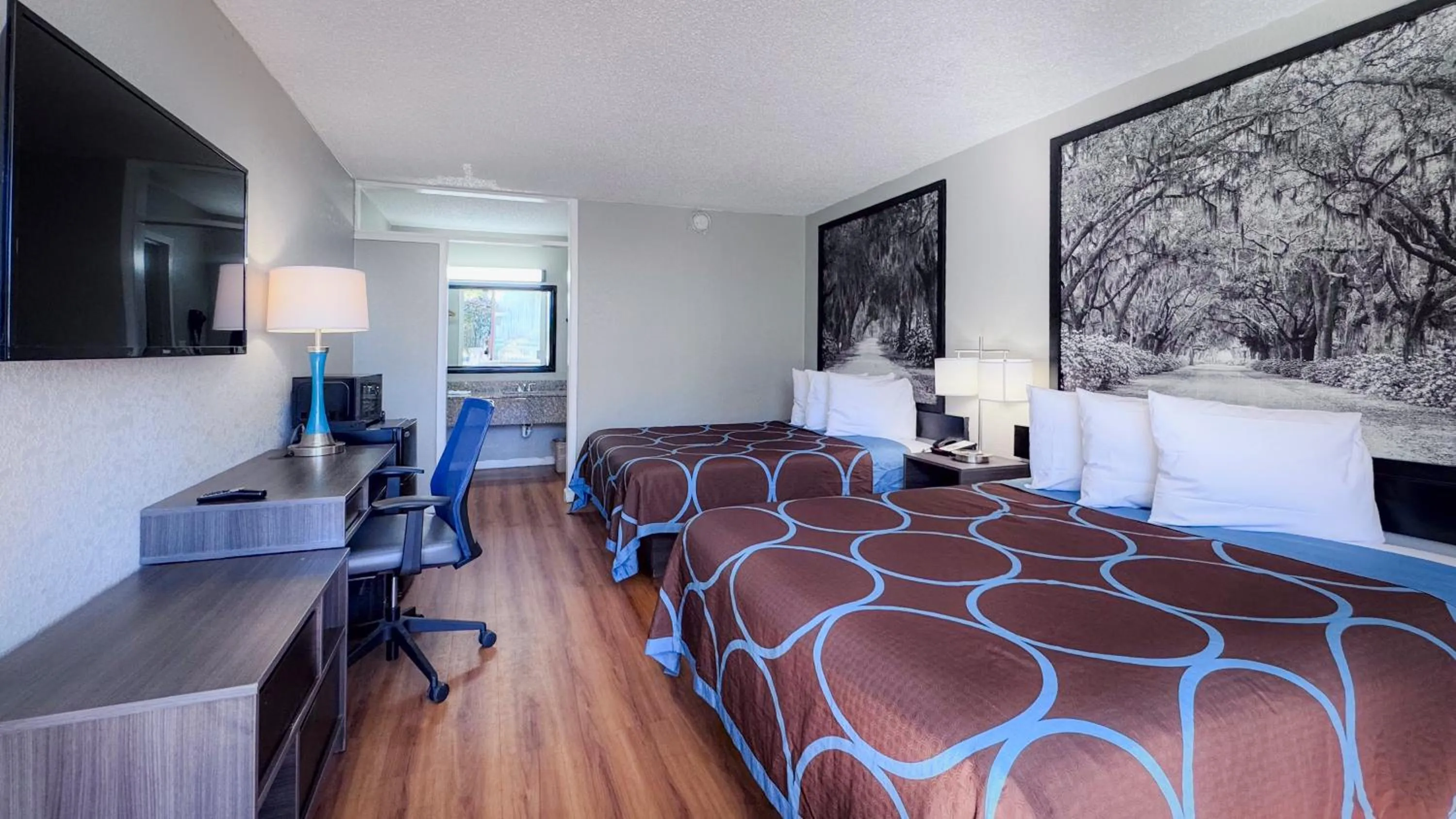 Bed in Super 8 by Wyndham Hardeeville - Savannah North