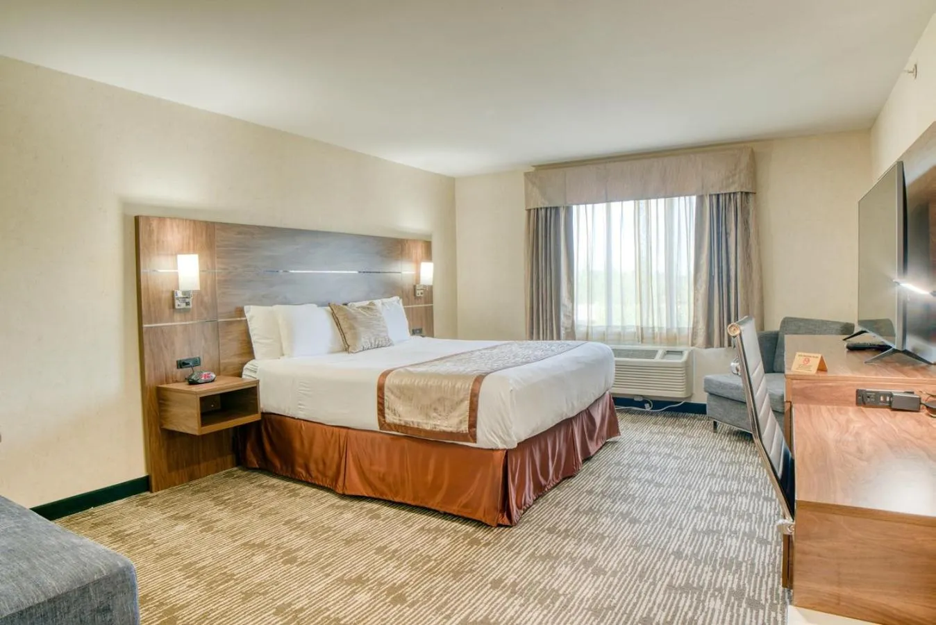 Photo of the whole room, Bed in Evergreen Inn & Suites