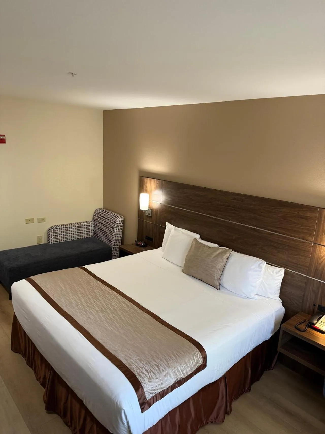 Property building, Bed in Evergreen Inn & Suites