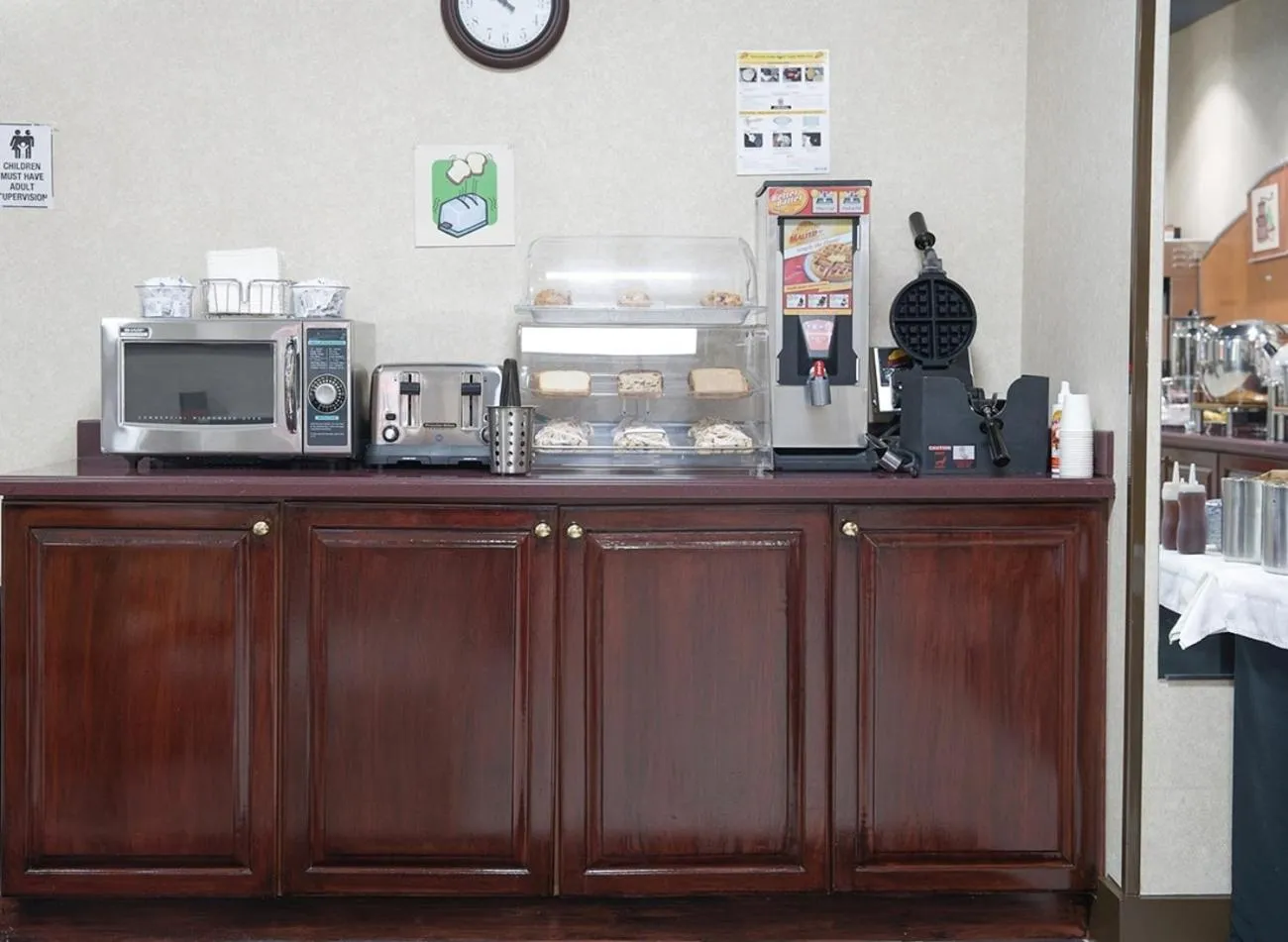 Dining area in Evergreen Inn & Suites