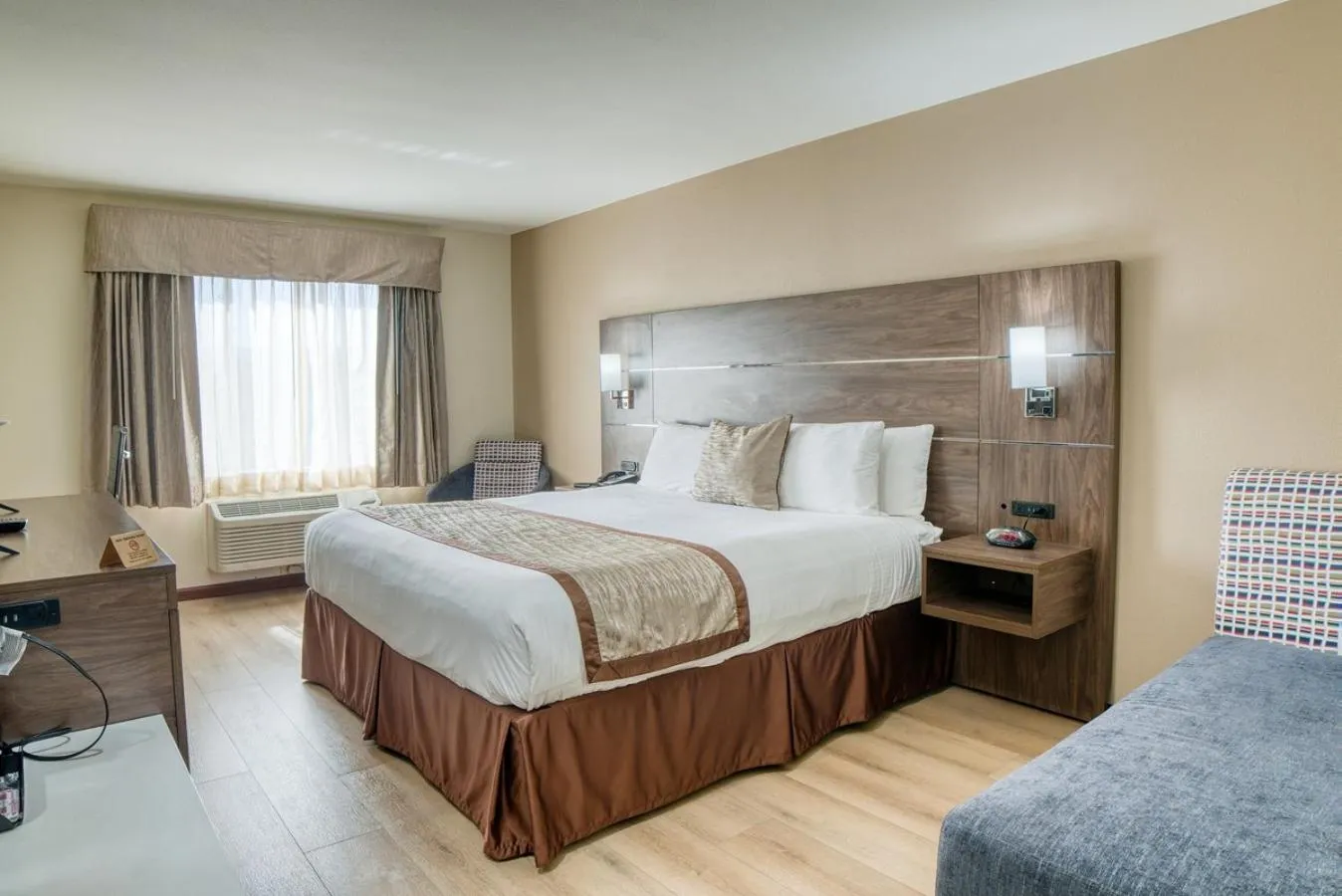 Photo of the whole room, Bed in Evergreen Inn & Suites