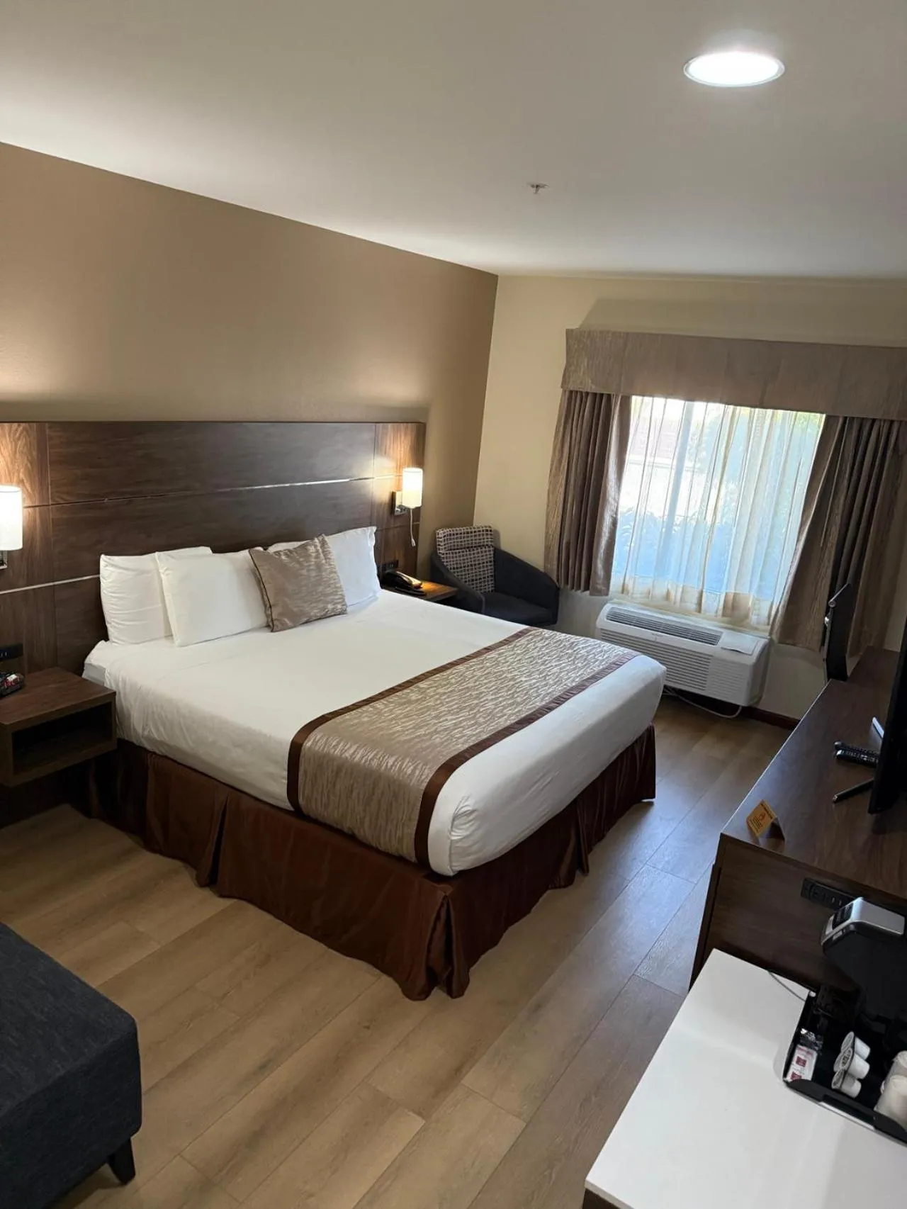 Property building, Bed in Evergreen Inn & Suites