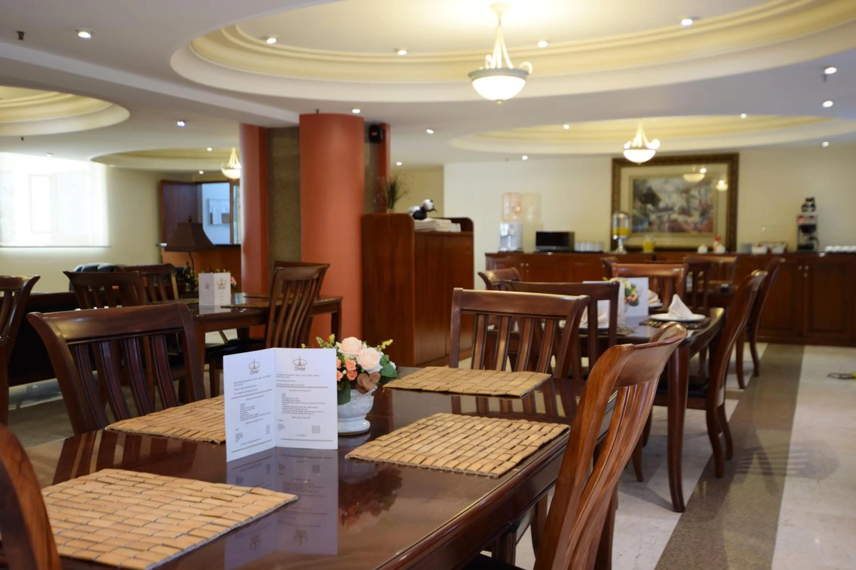 Restaurant/places to eat in Suites Obelisk