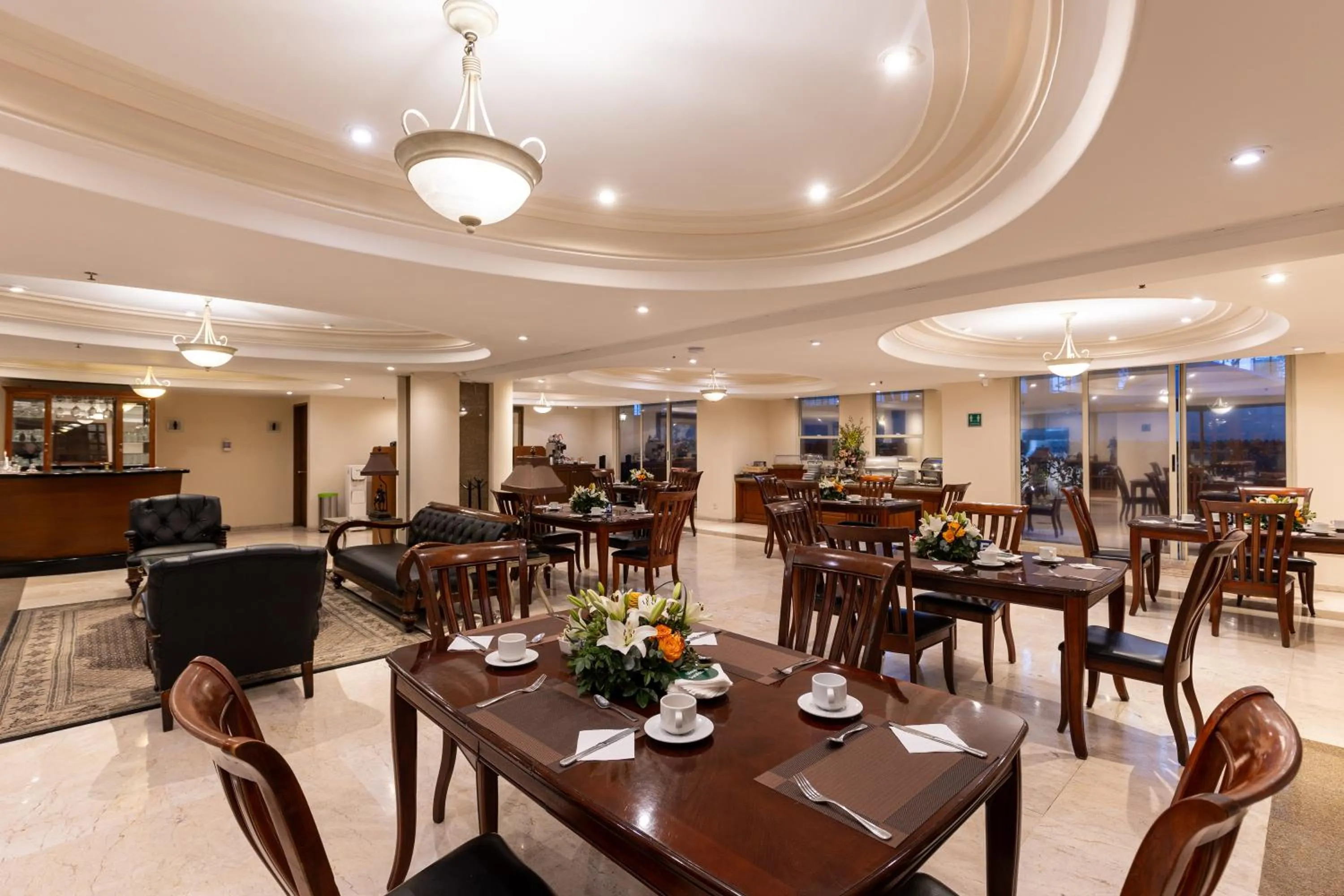 Restaurant/places to eat in Suites Obelisk