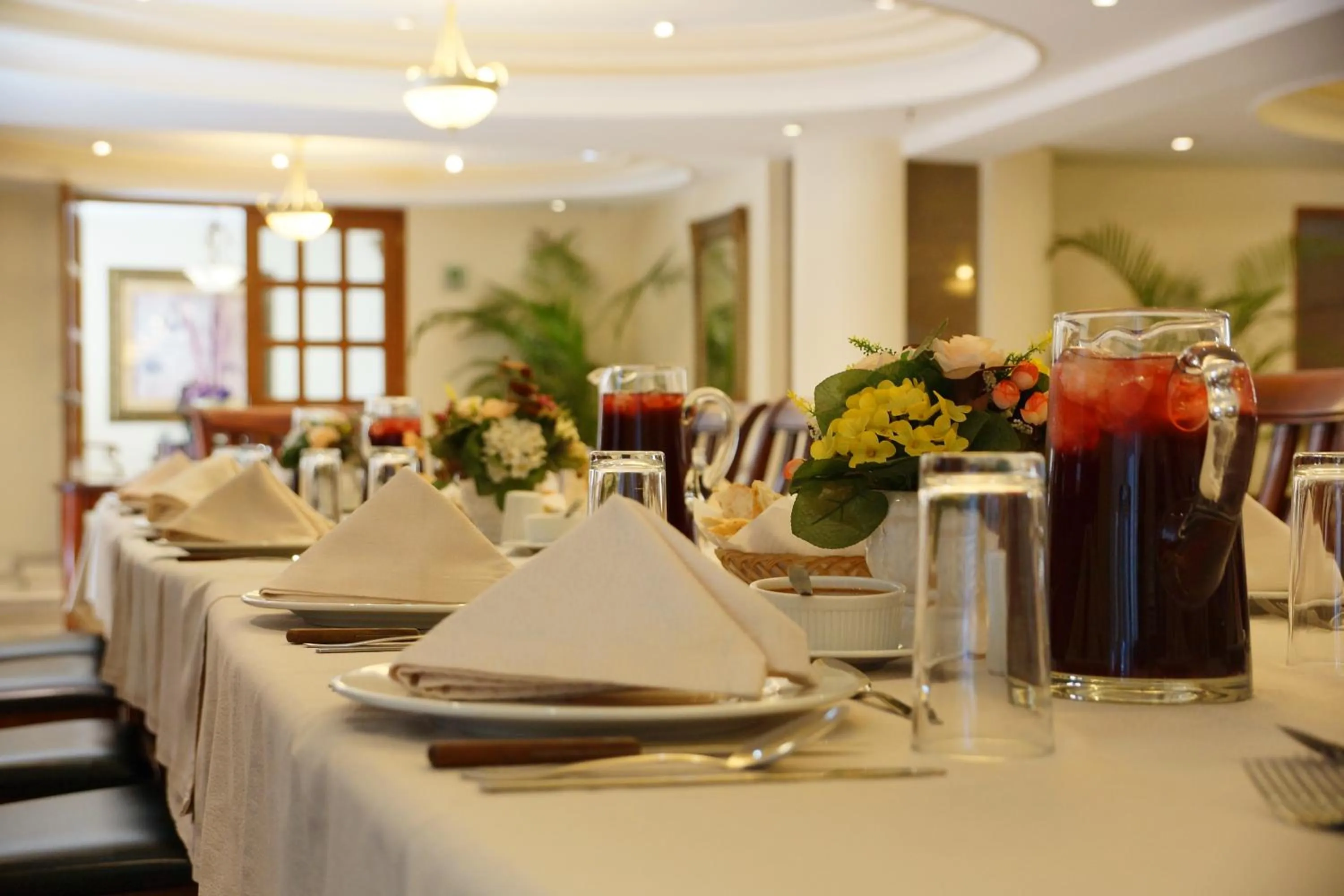 Restaurant/places to eat in Suites Obelisk