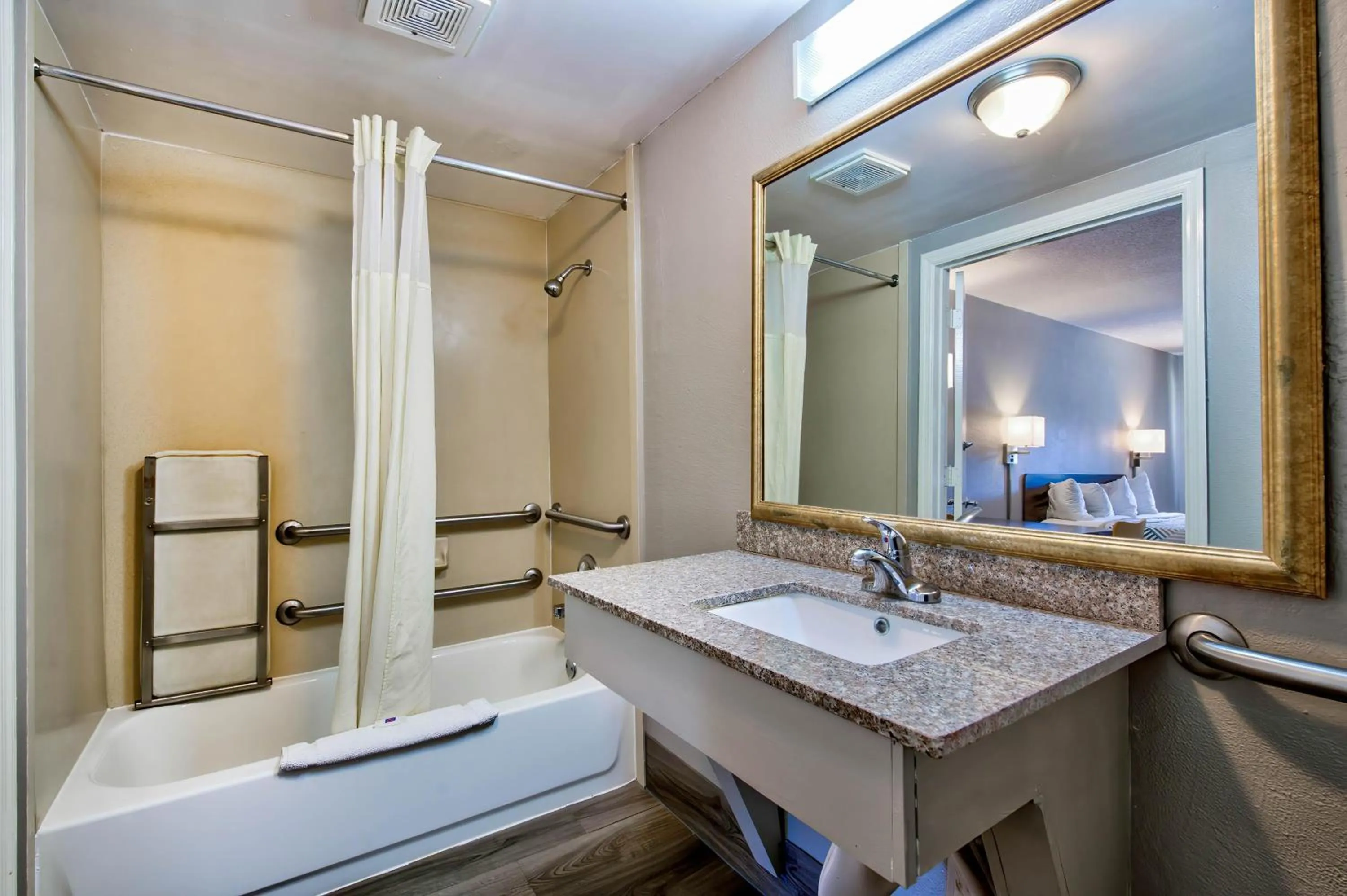 Bathroom in Motel 6 Birmingham, AL - Medical Center - Inverness Hwy 280