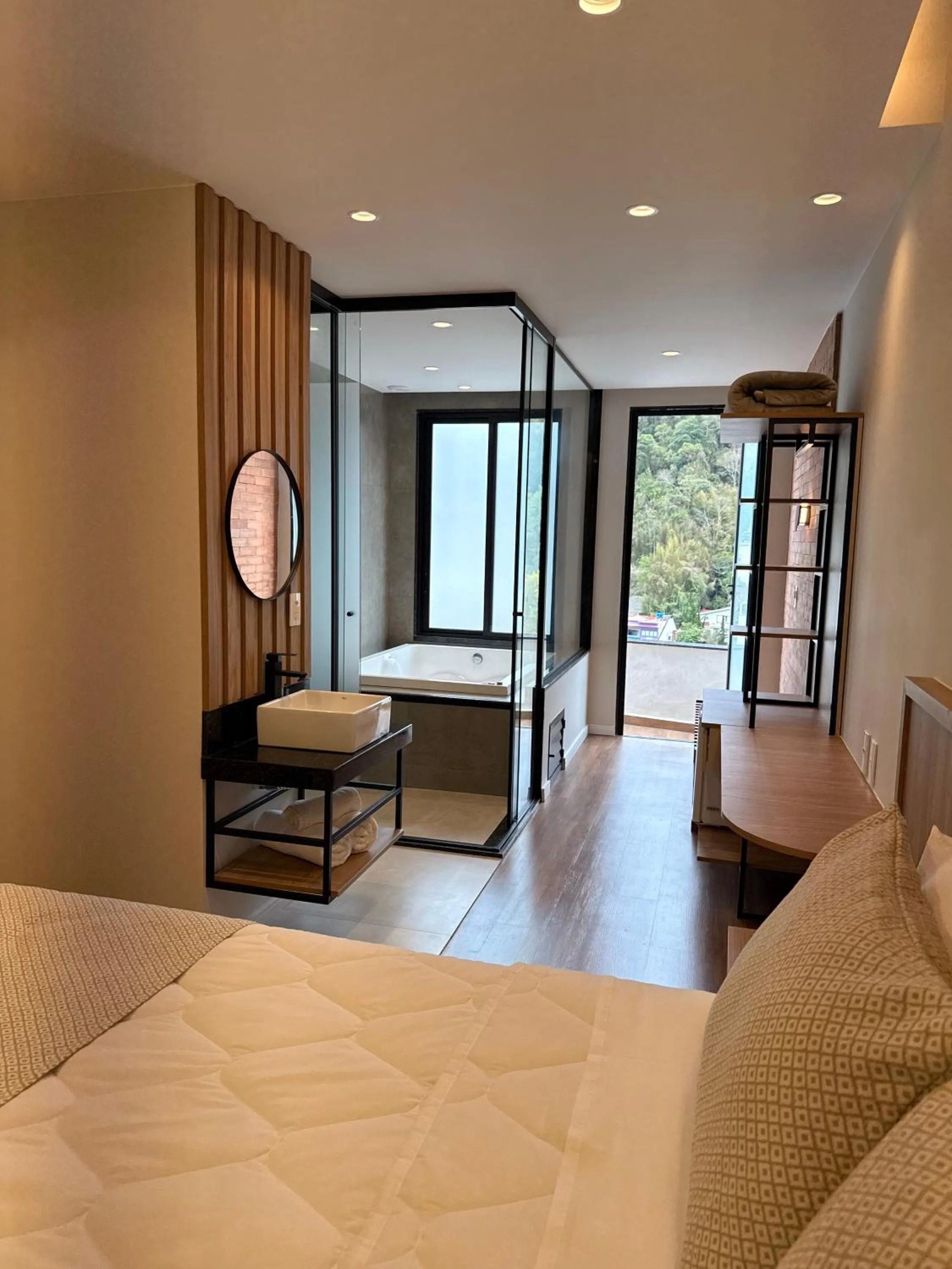 Bathroom, Bed in Hotel Serra Everest