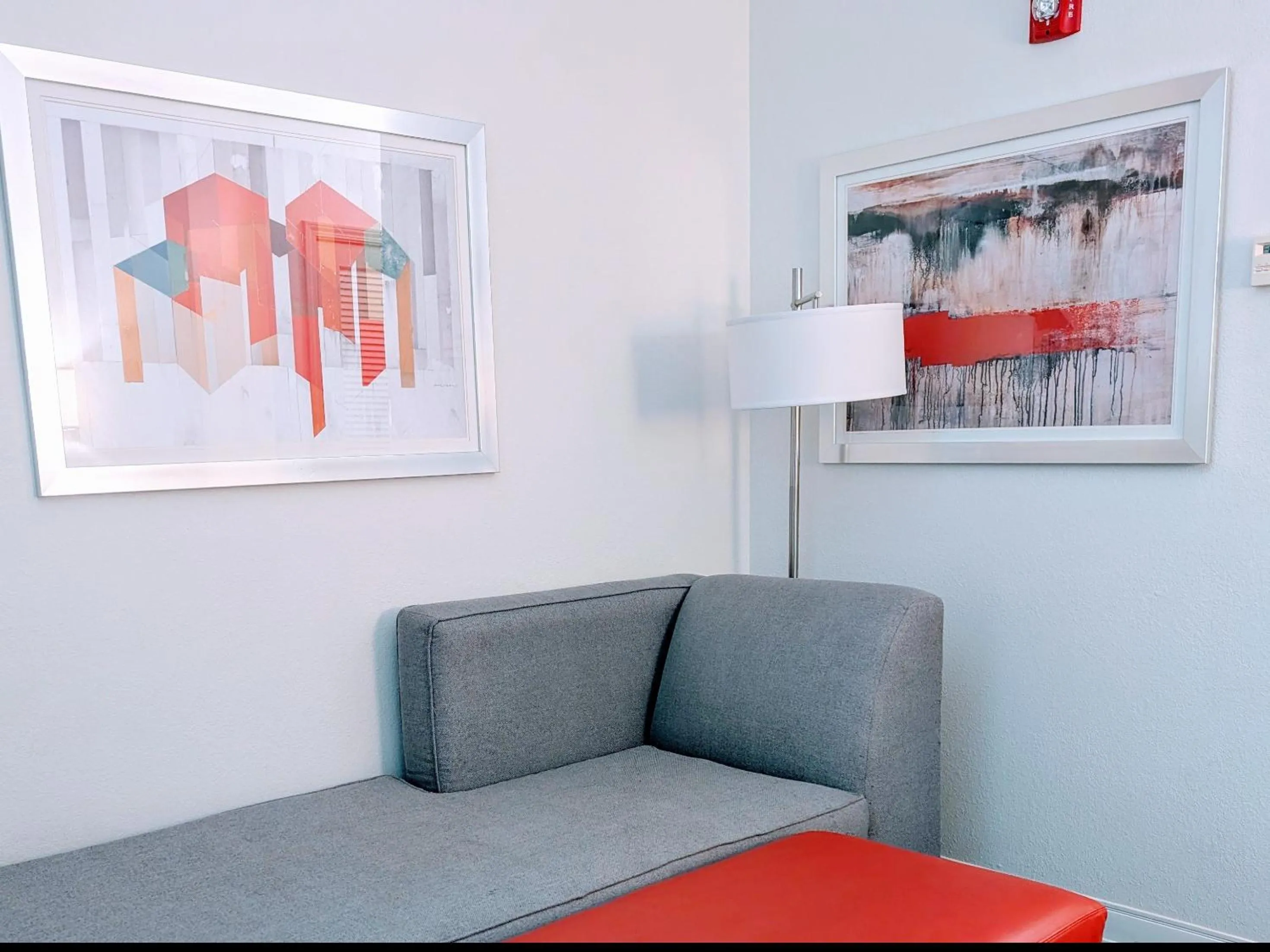 Seating area in Sonesta Essential Columbus