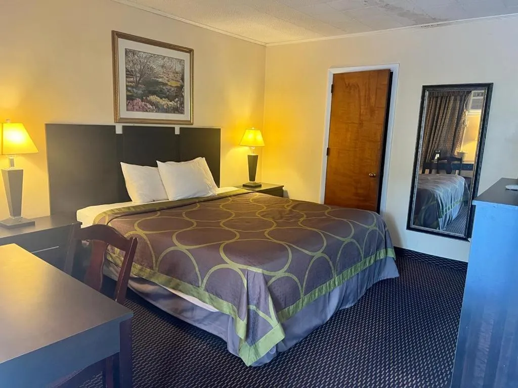 Bed in Budget Host Inn