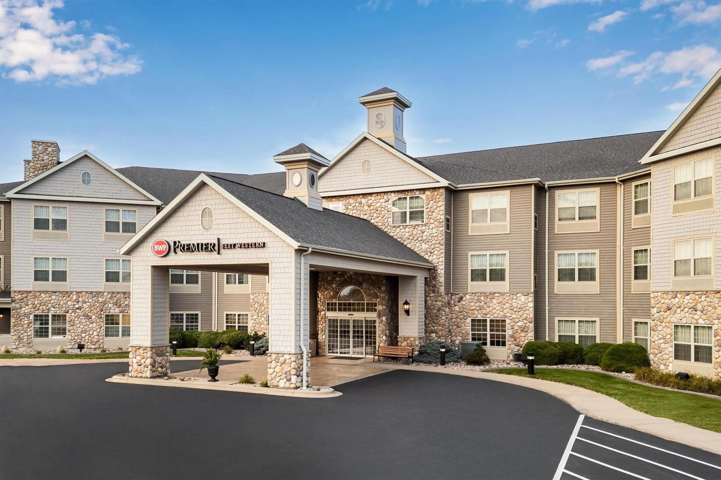 Property building in Best Western Premier Bridgewood Hotel Resort