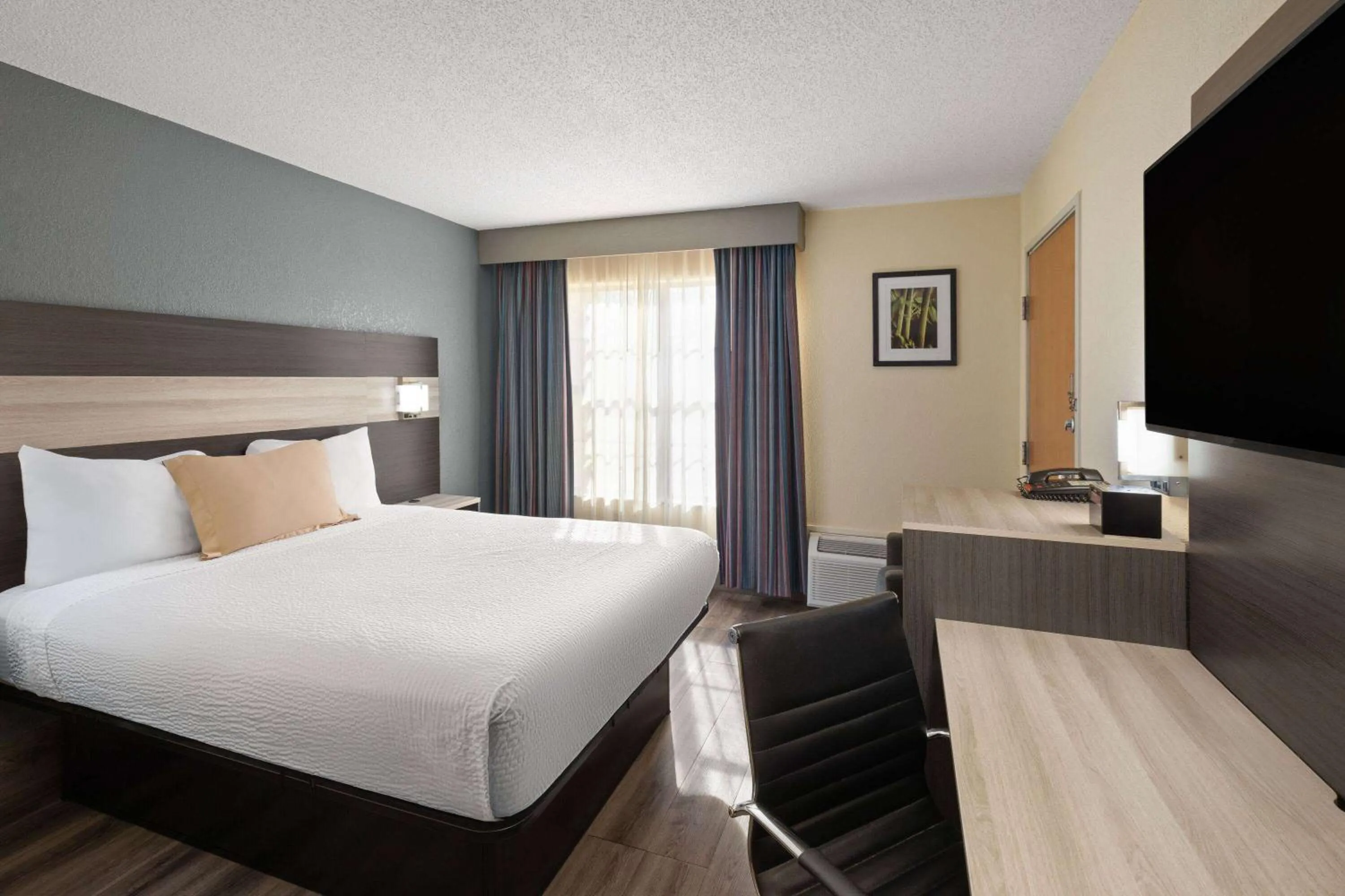 Photo of the whole room, Bed in Travelodge by Wyndham Perry National Fairgrounds Area I-75
