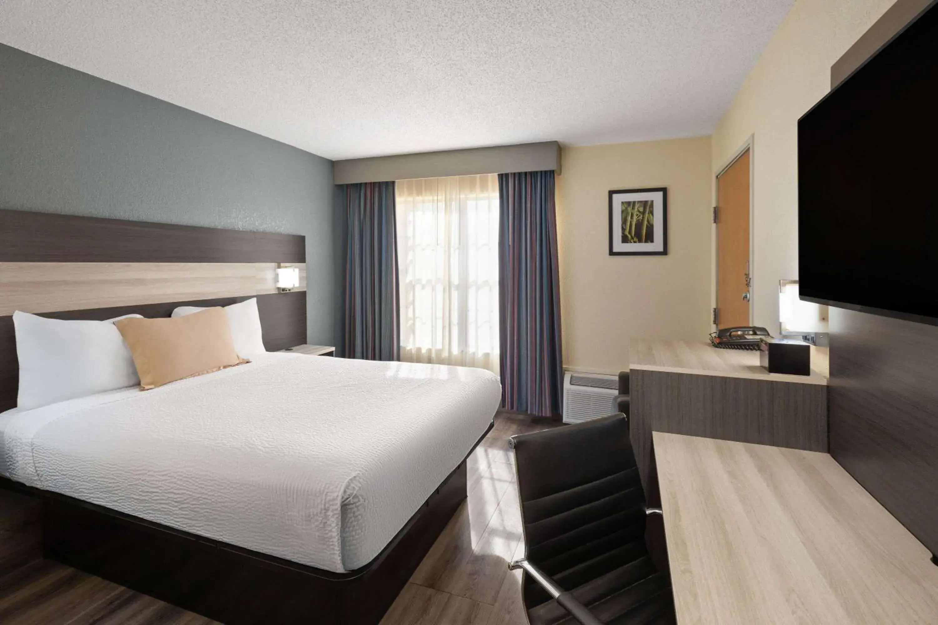 Queen Room - Disability Access - Non-Smoking in Travelodge by Wyndham Perry National Fairgrounds Area I-75 Queen Room - Disability Access - Non-Smoking in Travelodge by Wyndham Perry National Fairgrounds Area I-75