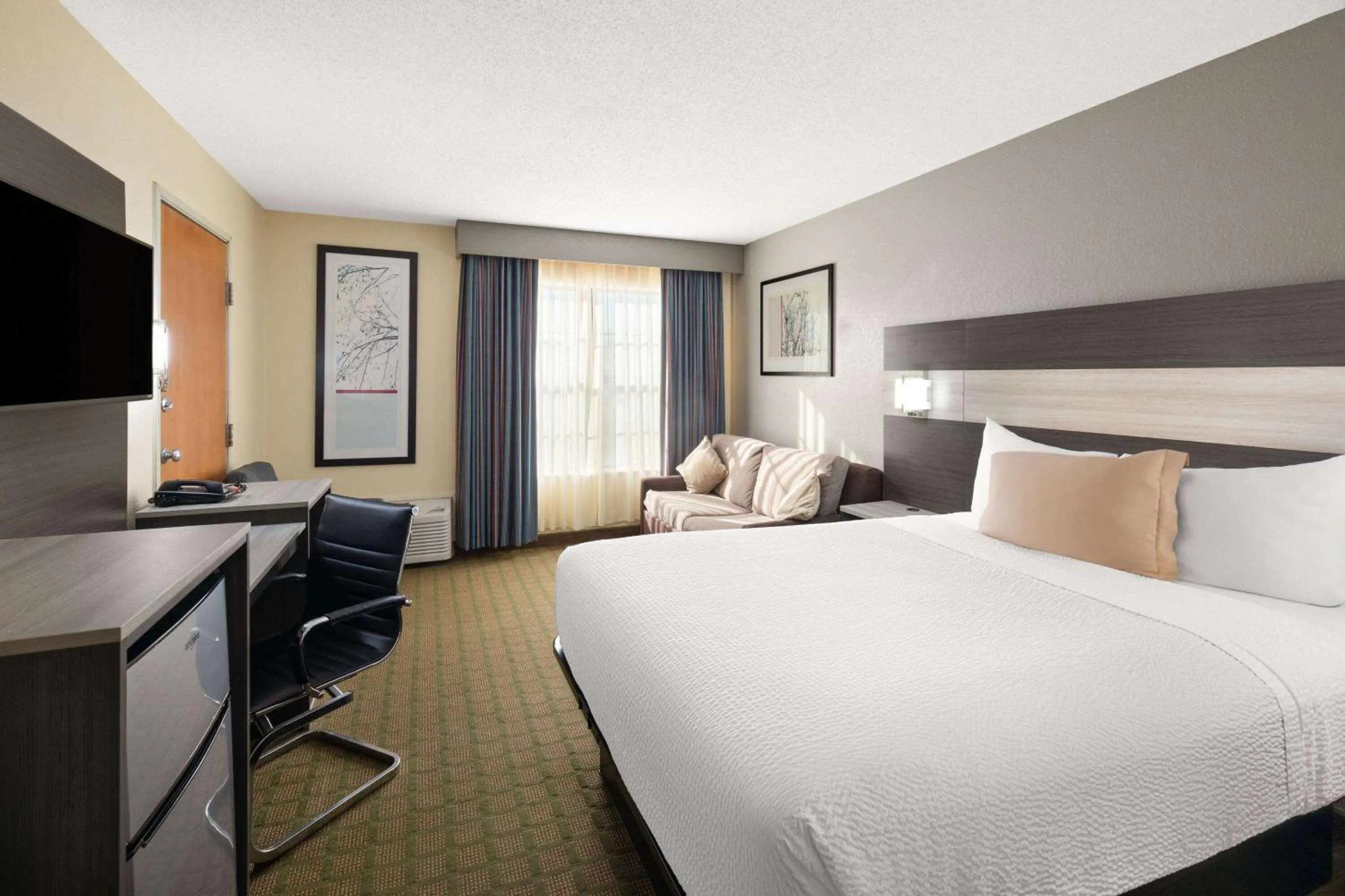 Photo of the whole room, Bed in Travelodge by Wyndham Perry National Fairgrounds Area I-75