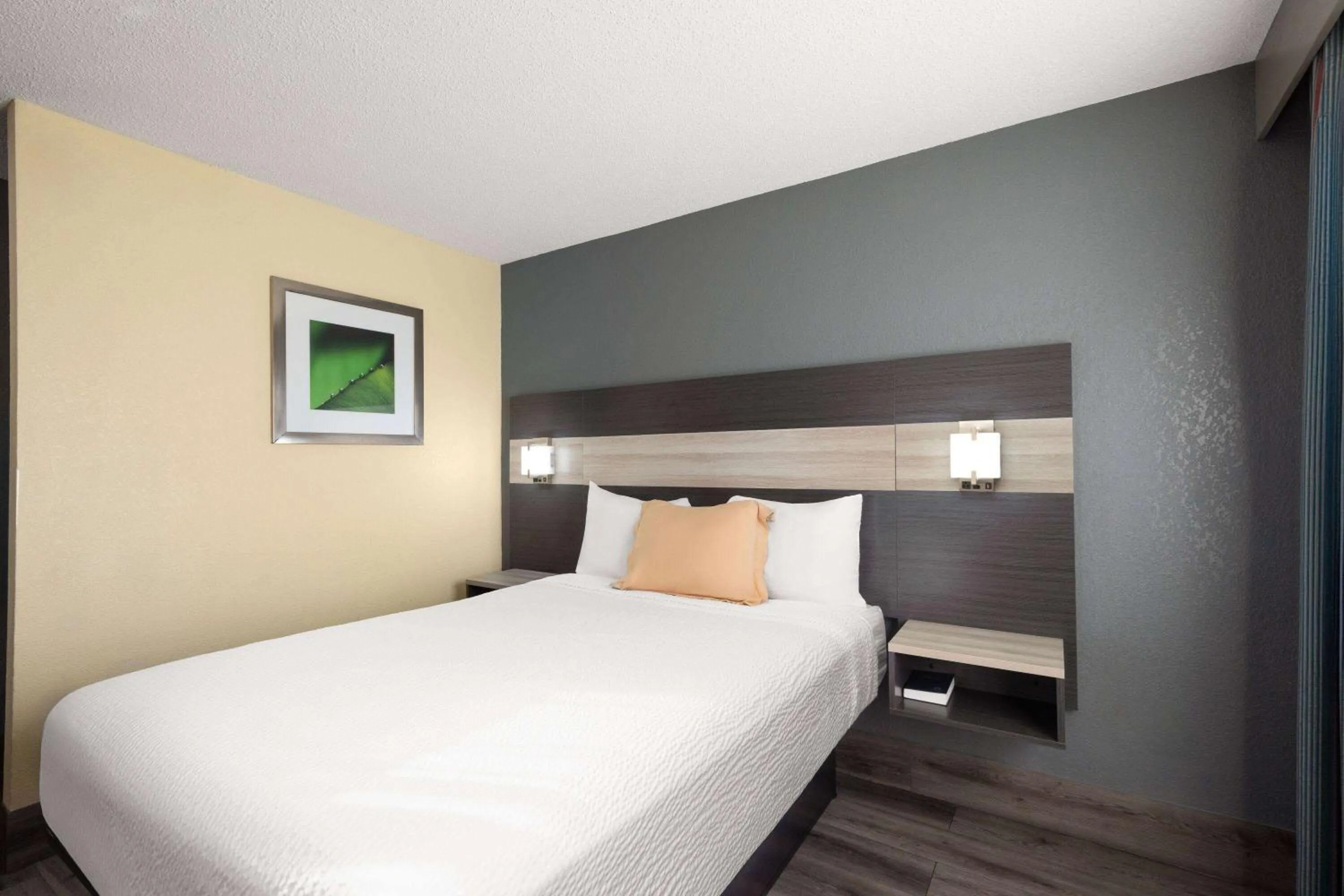 Photo of the whole room, Bed in Travelodge by Wyndham Perry National Fairgrounds Area I-75