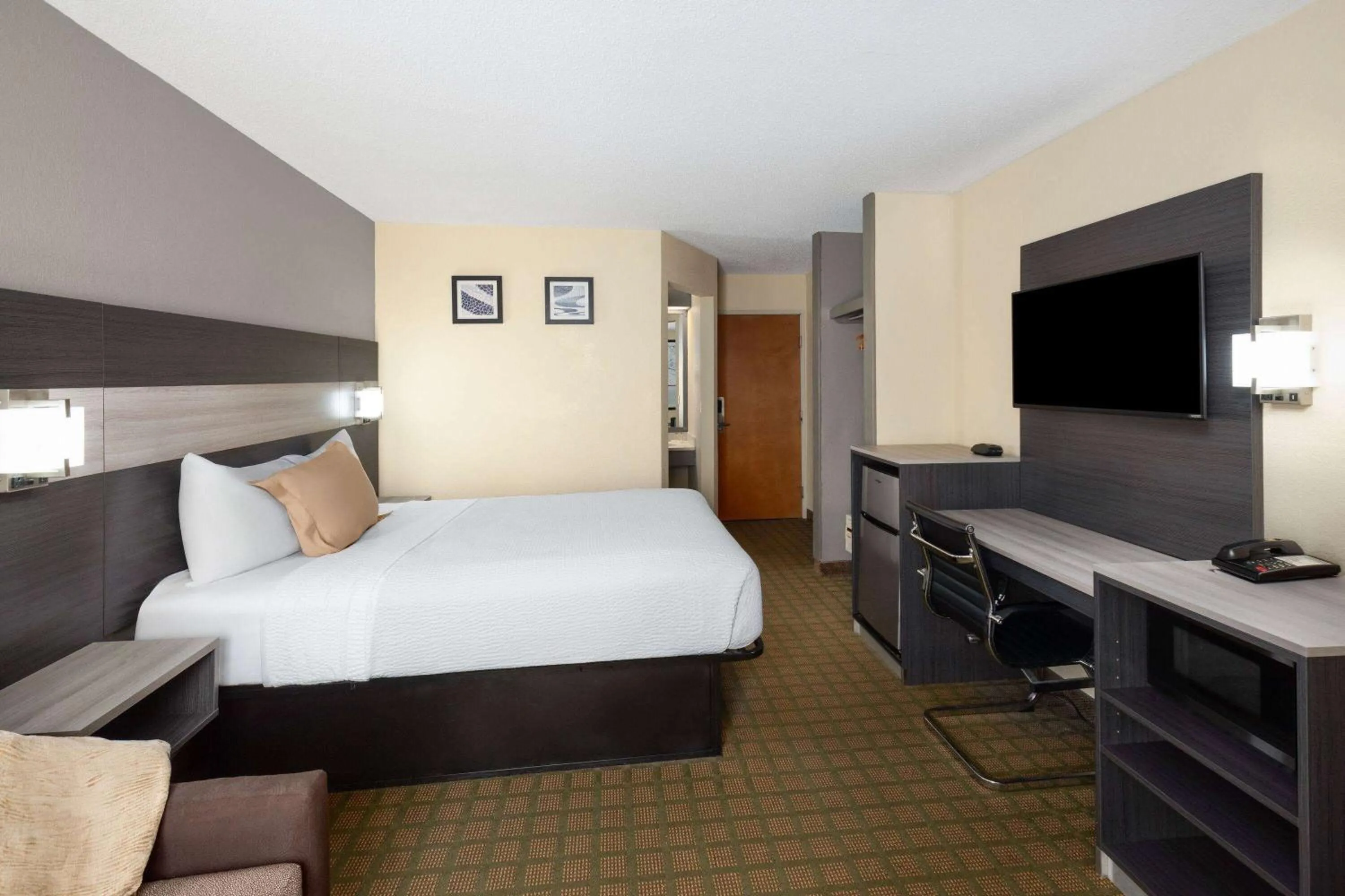 Photo of the whole room, Bed in Travelodge by Wyndham Perry National Fairgrounds Area I-75