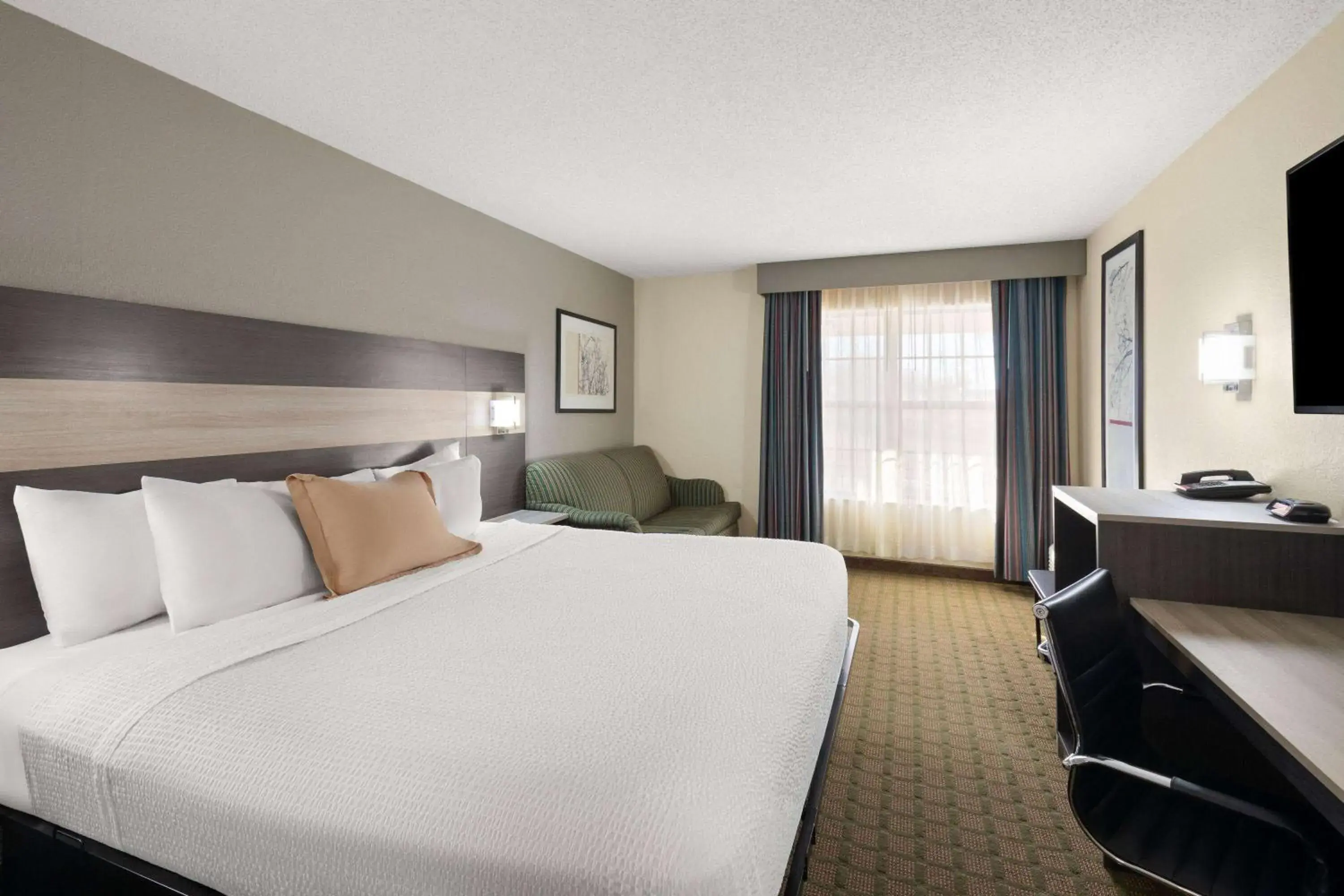 Deluxe King Suite in Travelodge by Wyndham Perry National Fairgrounds Area I-75 Deluxe King Suite in Travelodge by Wyndham Perry National Fairgrounds Area I-75