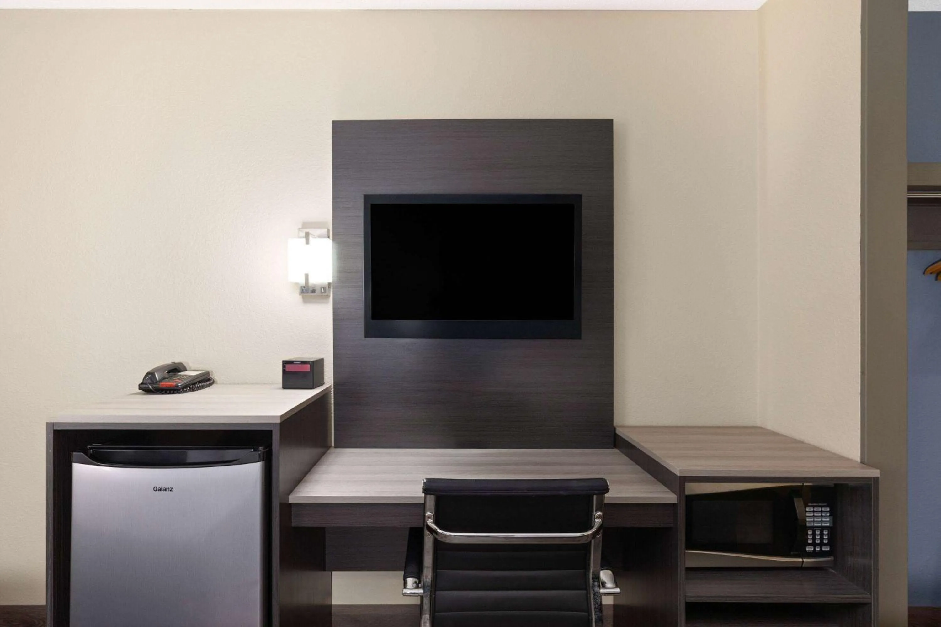 Photo of the whole room in Travelodge by Wyndham Perry National Fairgrounds Area I-75