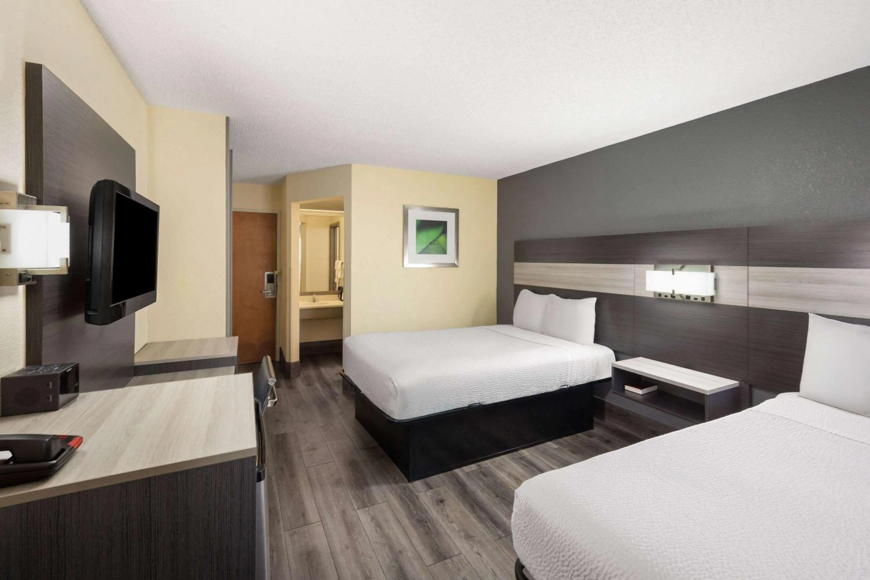 Photo of the whole room, Bed in Travelodge by Wyndham Perry National Fairgrounds Area I-75