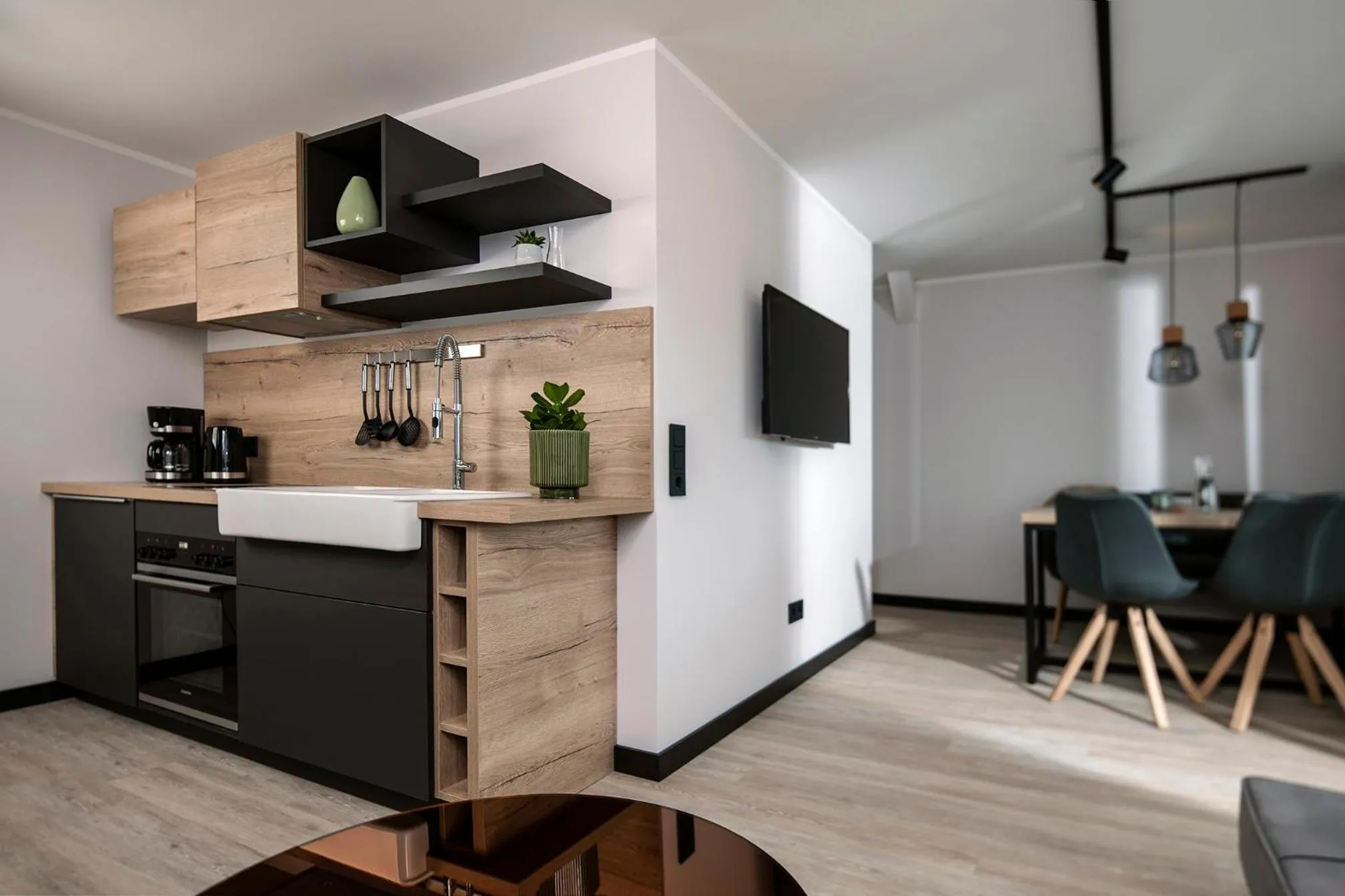 Kitchen or kitchenette in Berg und Tal Hotel & Apartments
