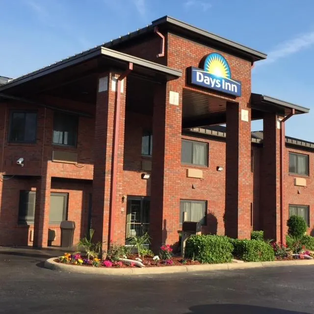 Days Inn By Wyndham Phenix City Near Fort Moore