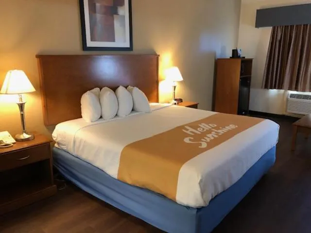 Bed in Days Inn By Wyndham Phenix City Near Fort Moore