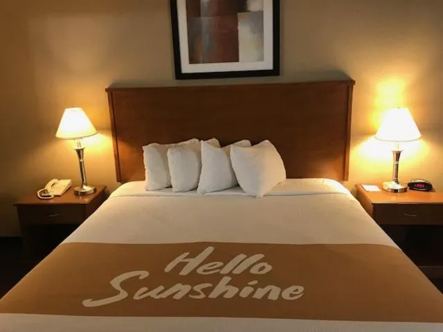 Bed in Days Inn By Wyndham Phenix City Near Fort Moore