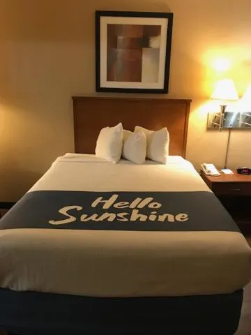 Bed in Days Inn By Wyndham Phenix City Near Fort Moore