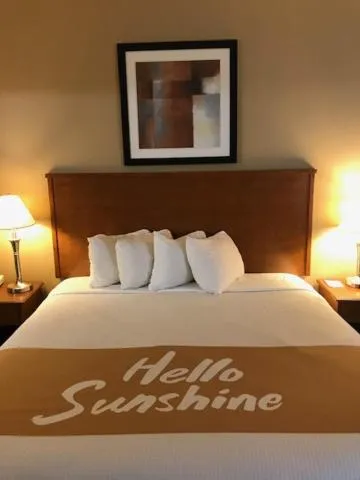 Bed in Days Inn By Wyndham Phenix City Near Fort Moore