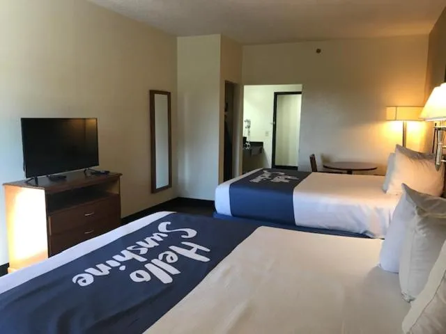 Bed in Days Inn By Wyndham Phenix City Near Fort Moore