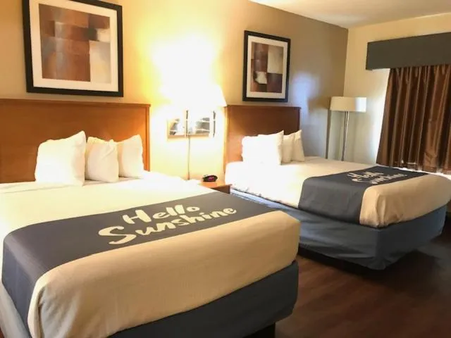 Bed in Days Inn By Wyndham Phenix City Near Fort Moore
