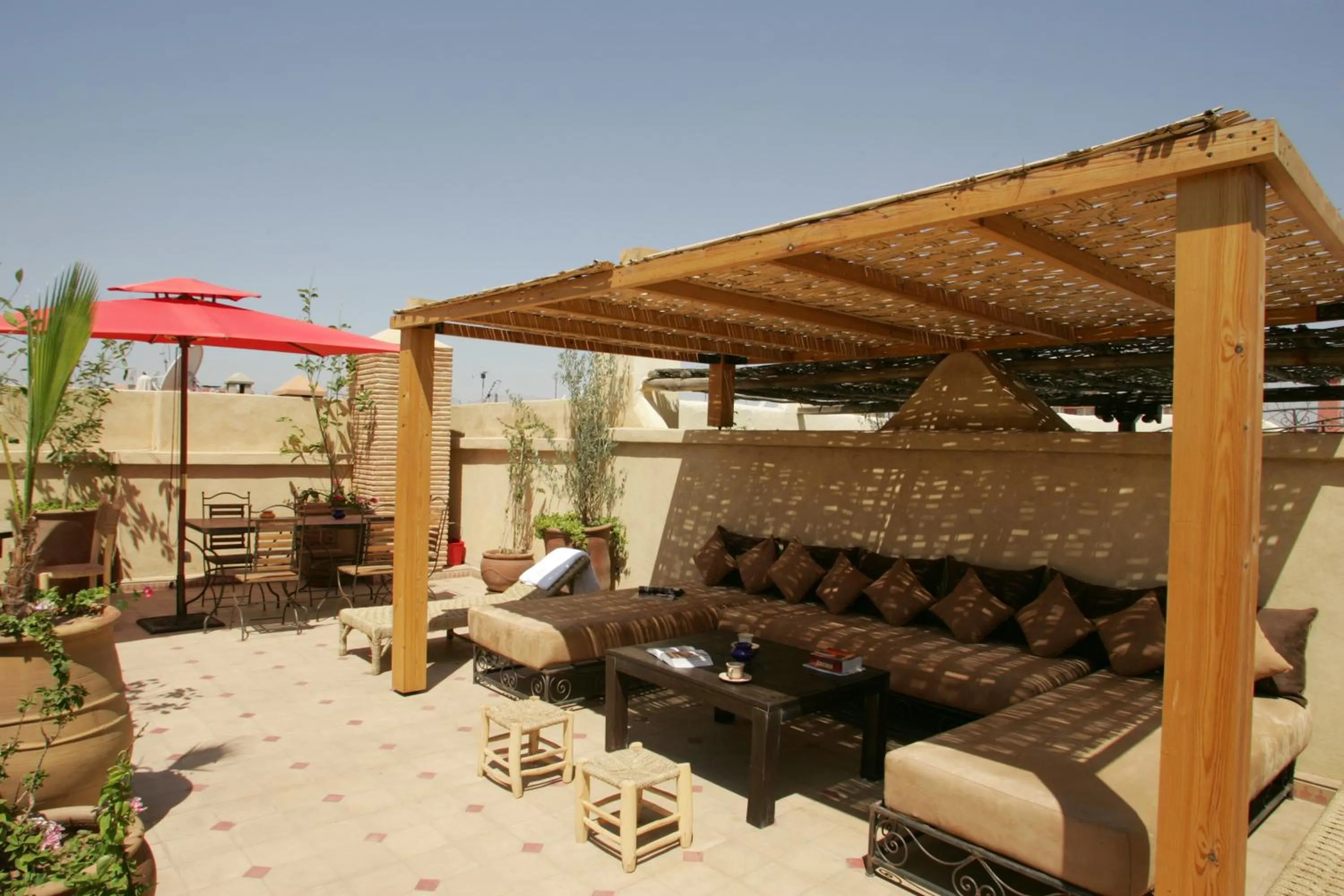 Lounge or bar in Riad L'Emir