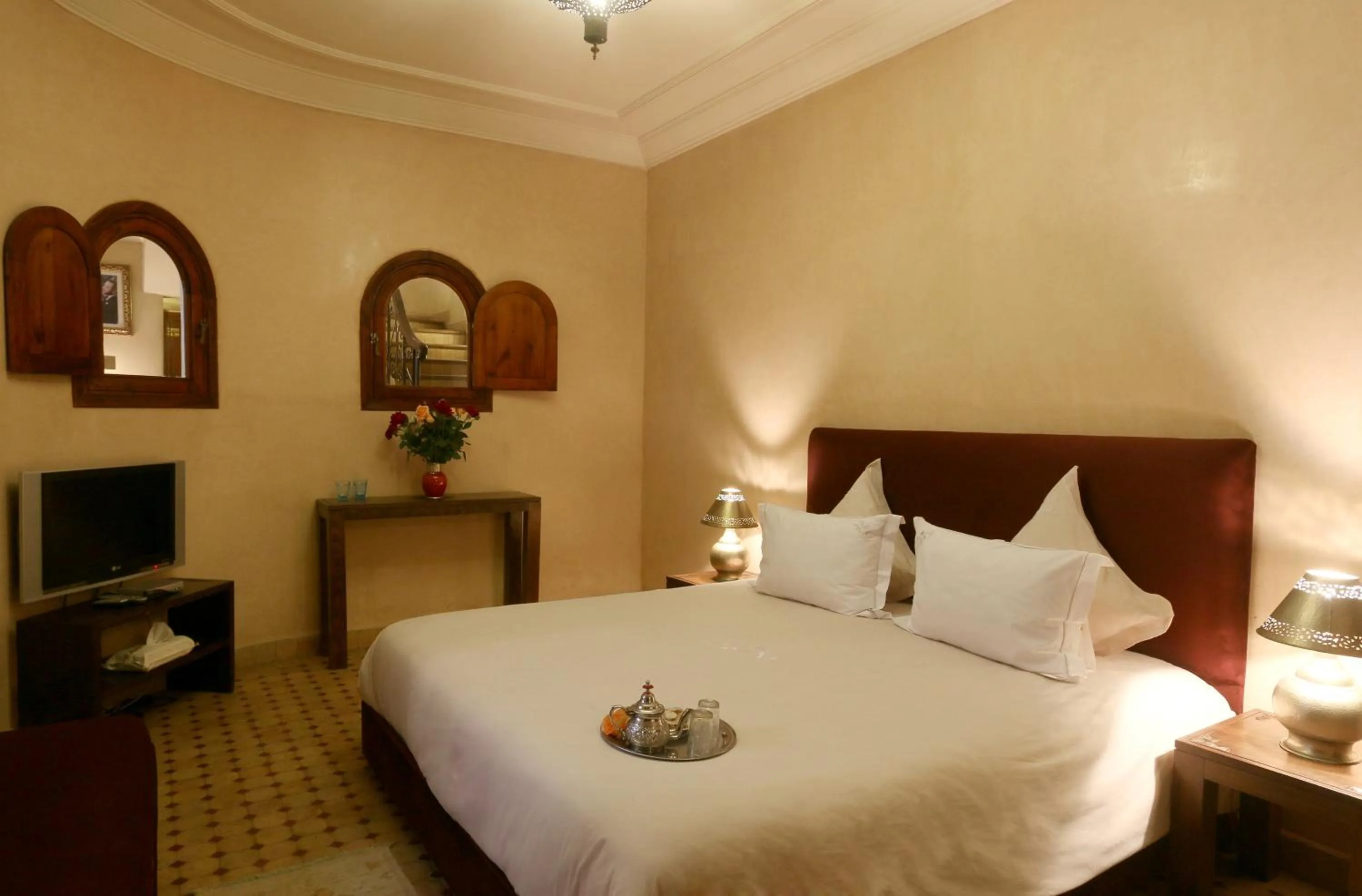 Photo of the whole room, Bed in Riad L'Emir