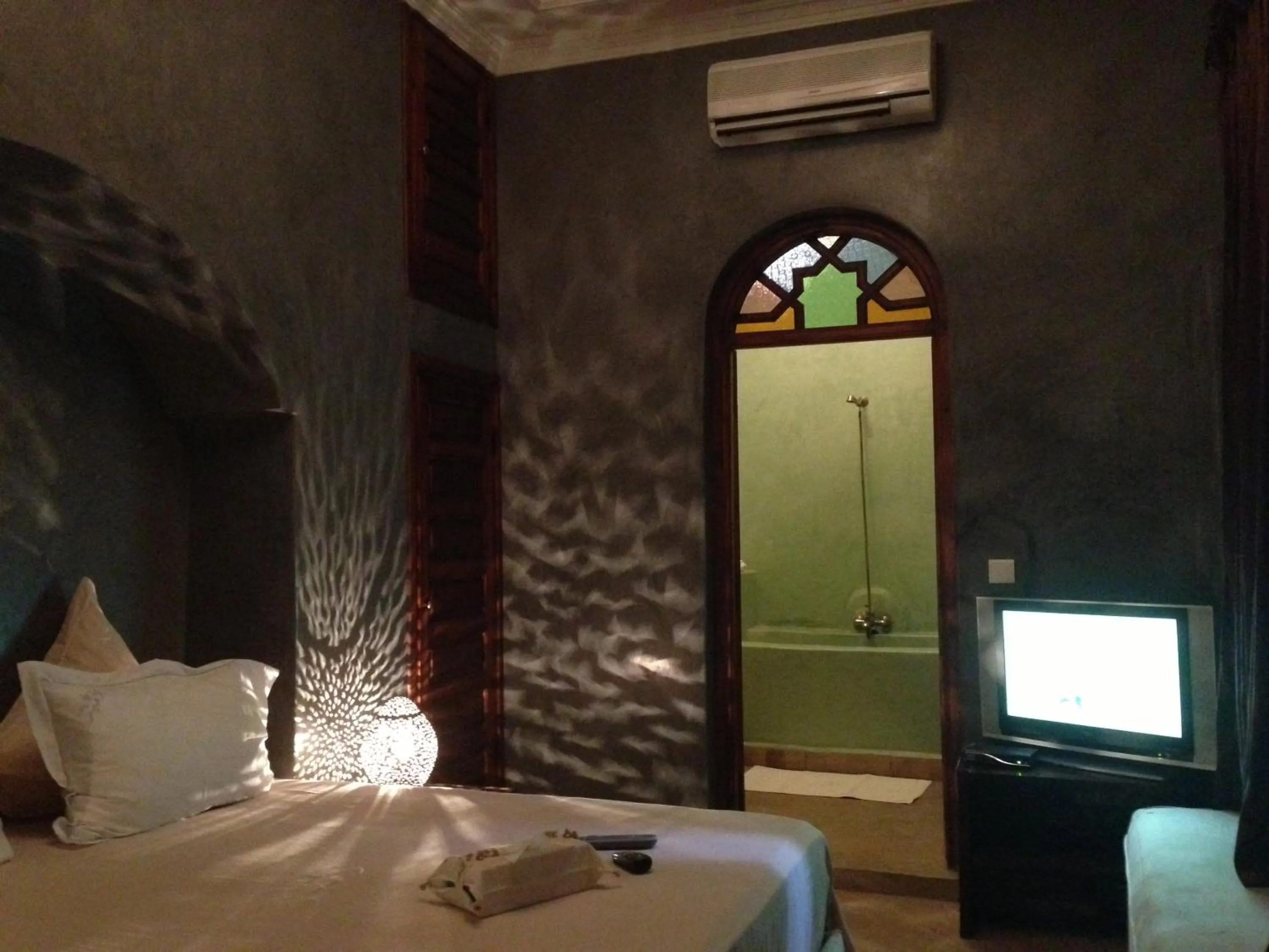 Photo of the whole room, Bed in Riad L'Emir