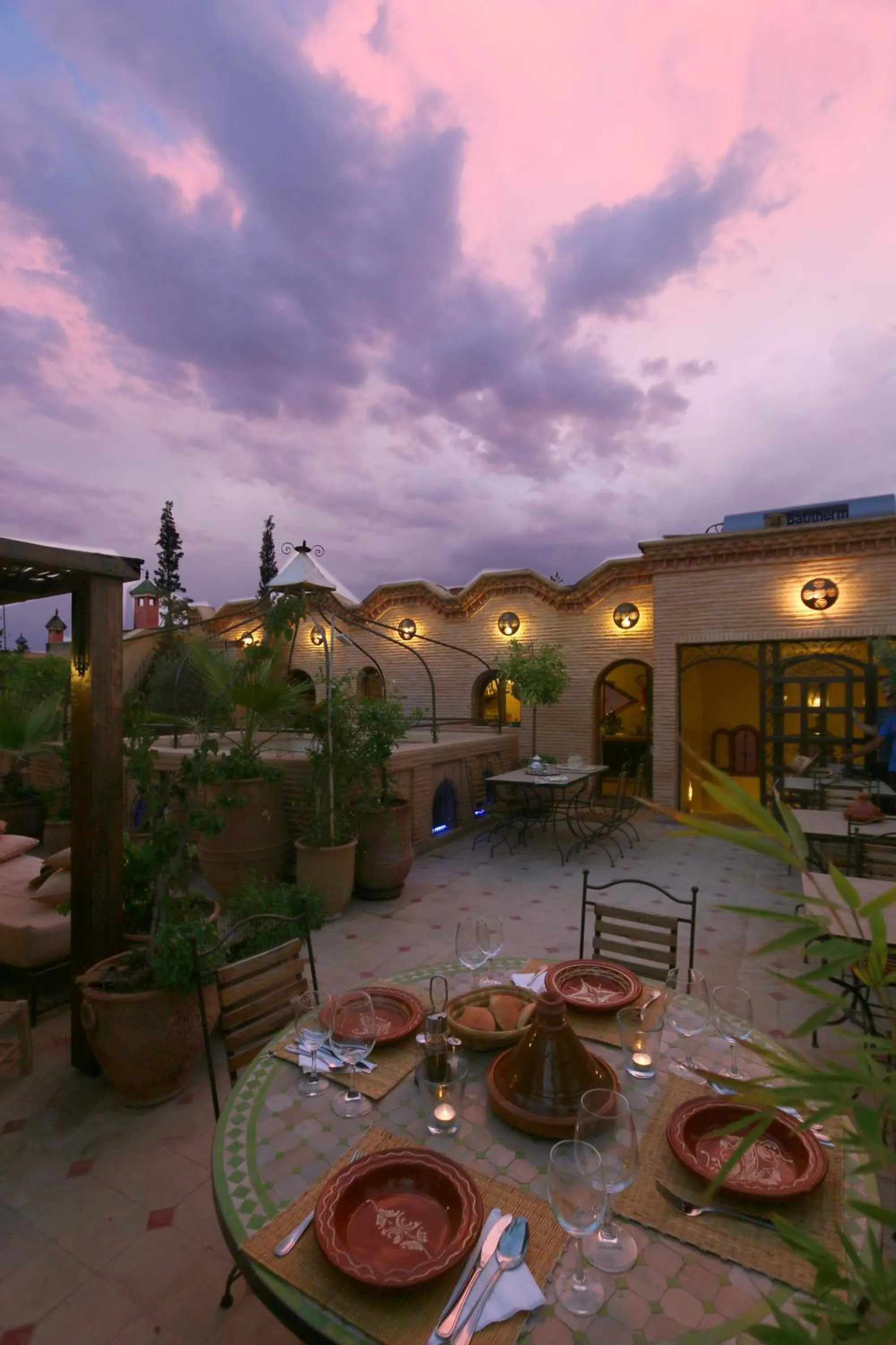 Restaurant/places to eat in Riad L'Emir