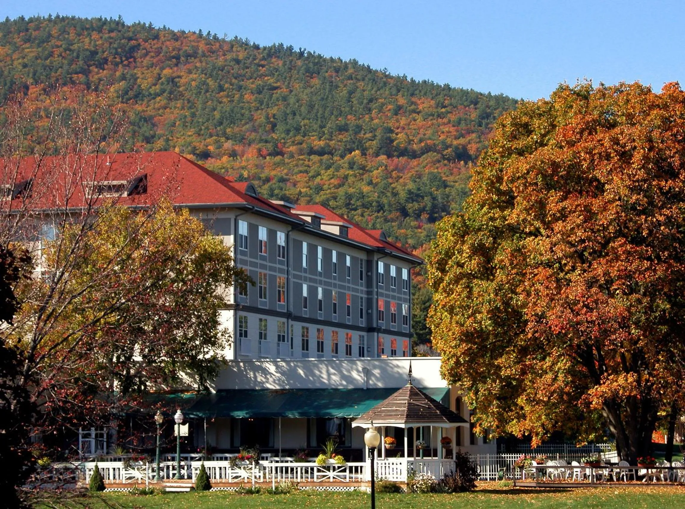 Facade/entrance in Fort William Henry Hotel