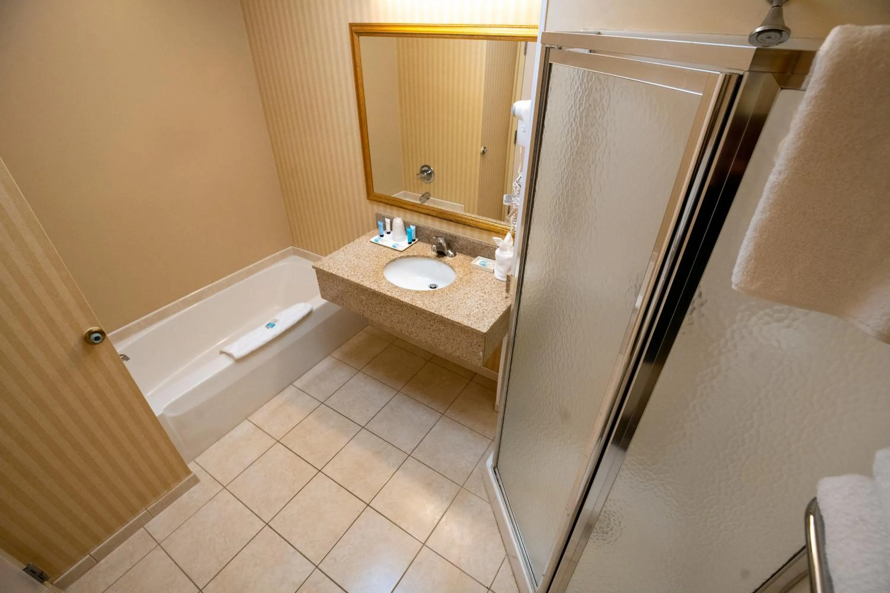 Shower in Fort William Henry Hotel