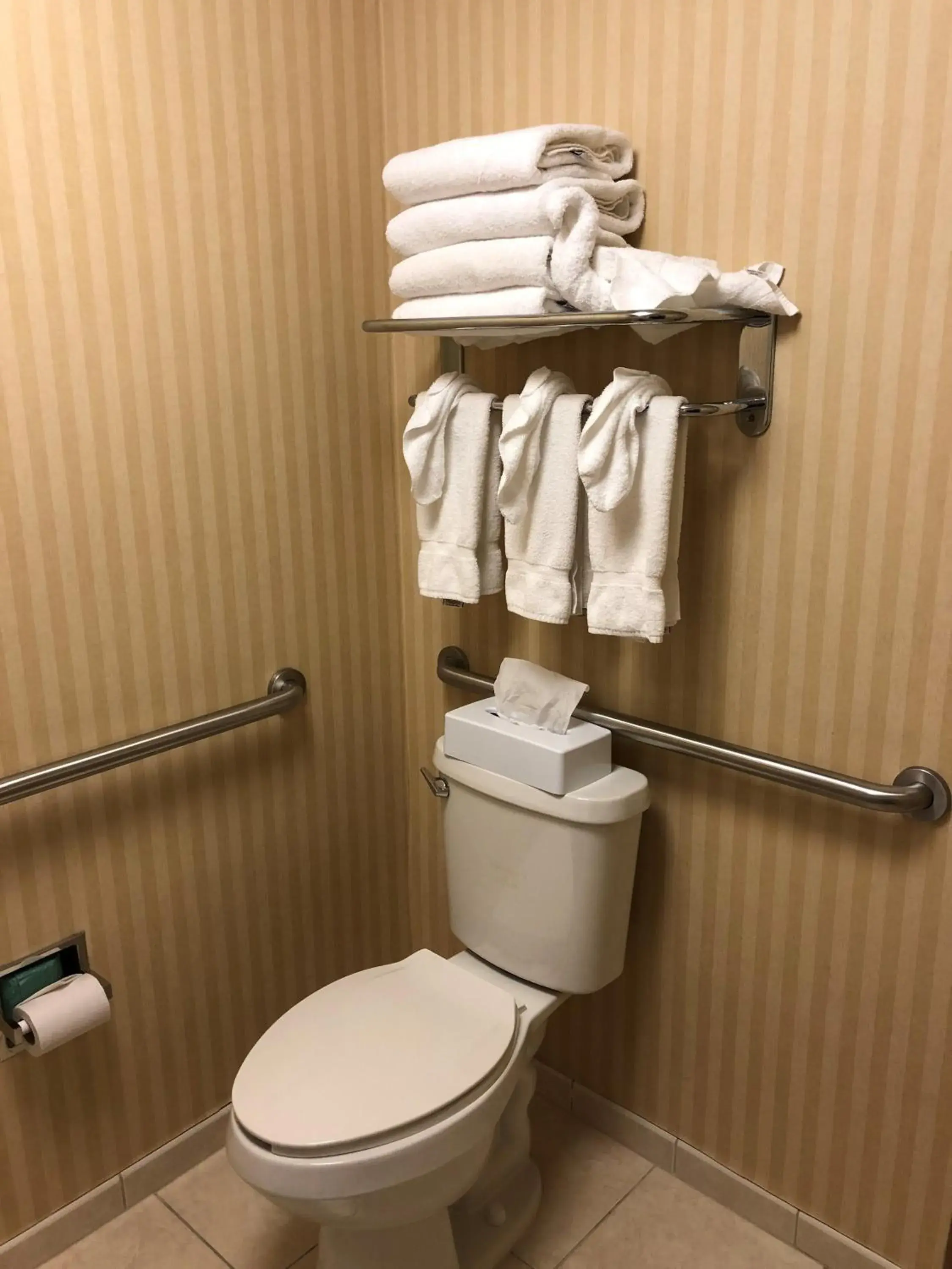 Accessible Grand Double Room with Lake View in Fort William Henry Hotel Accessible Grand Double Room with Lake View in Fort William Henry Hotel