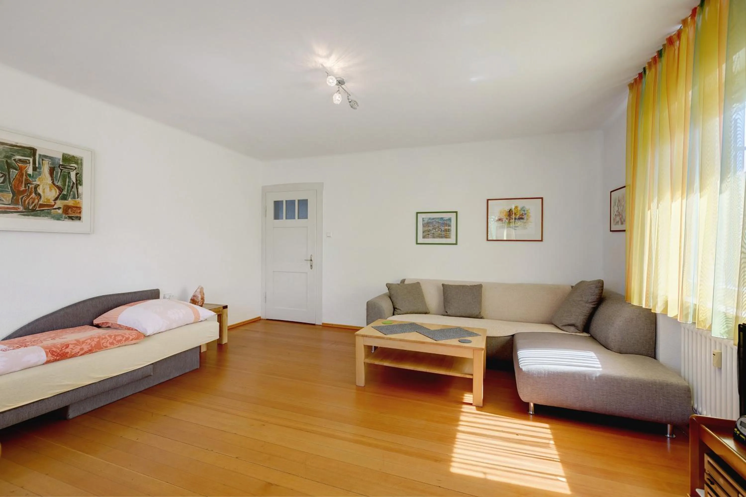 Property building, Bed in Ferienwohnung Kleeblatt