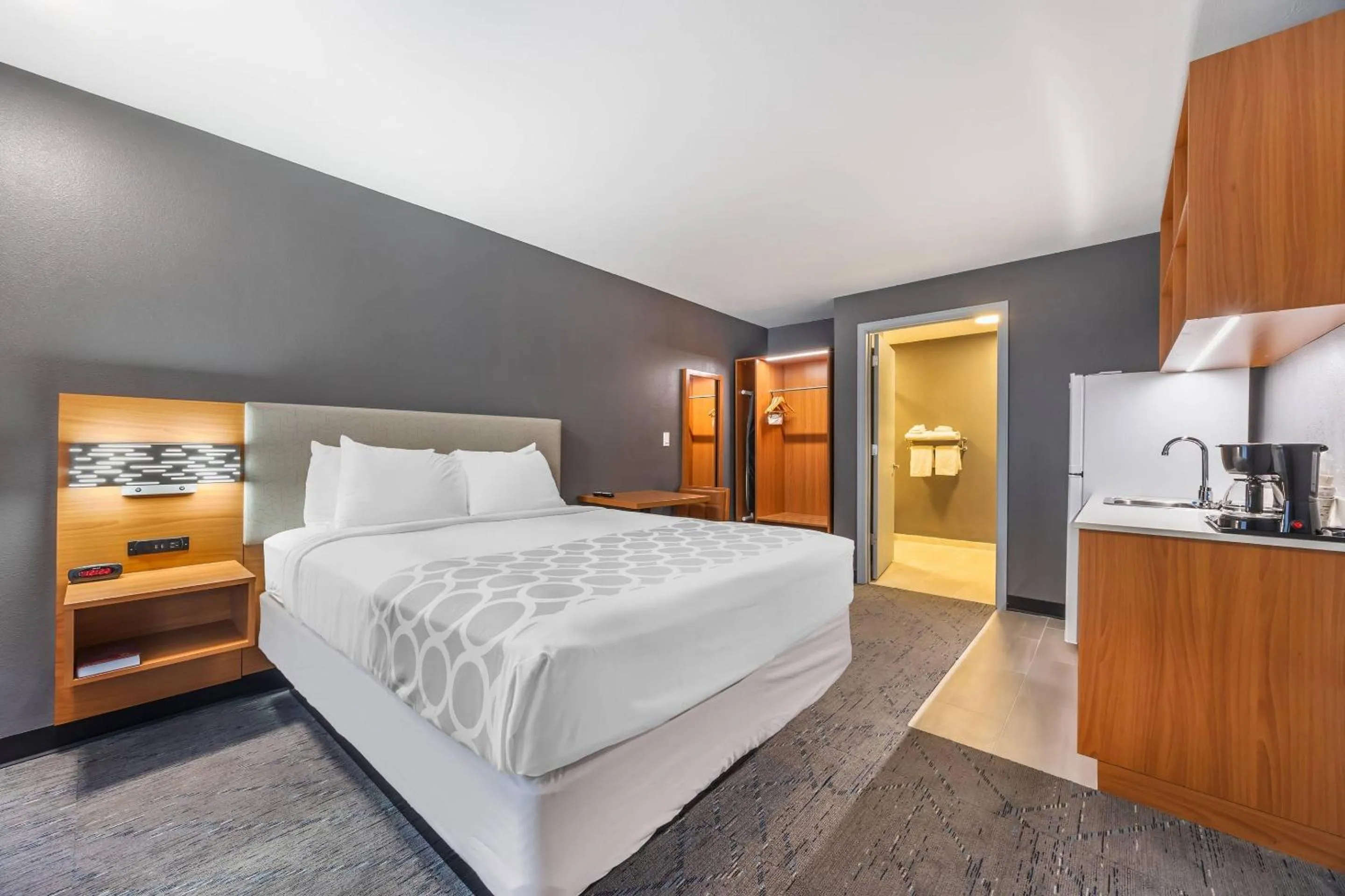 Bedroom, Bed in Suburban Studios Branson On The Strip