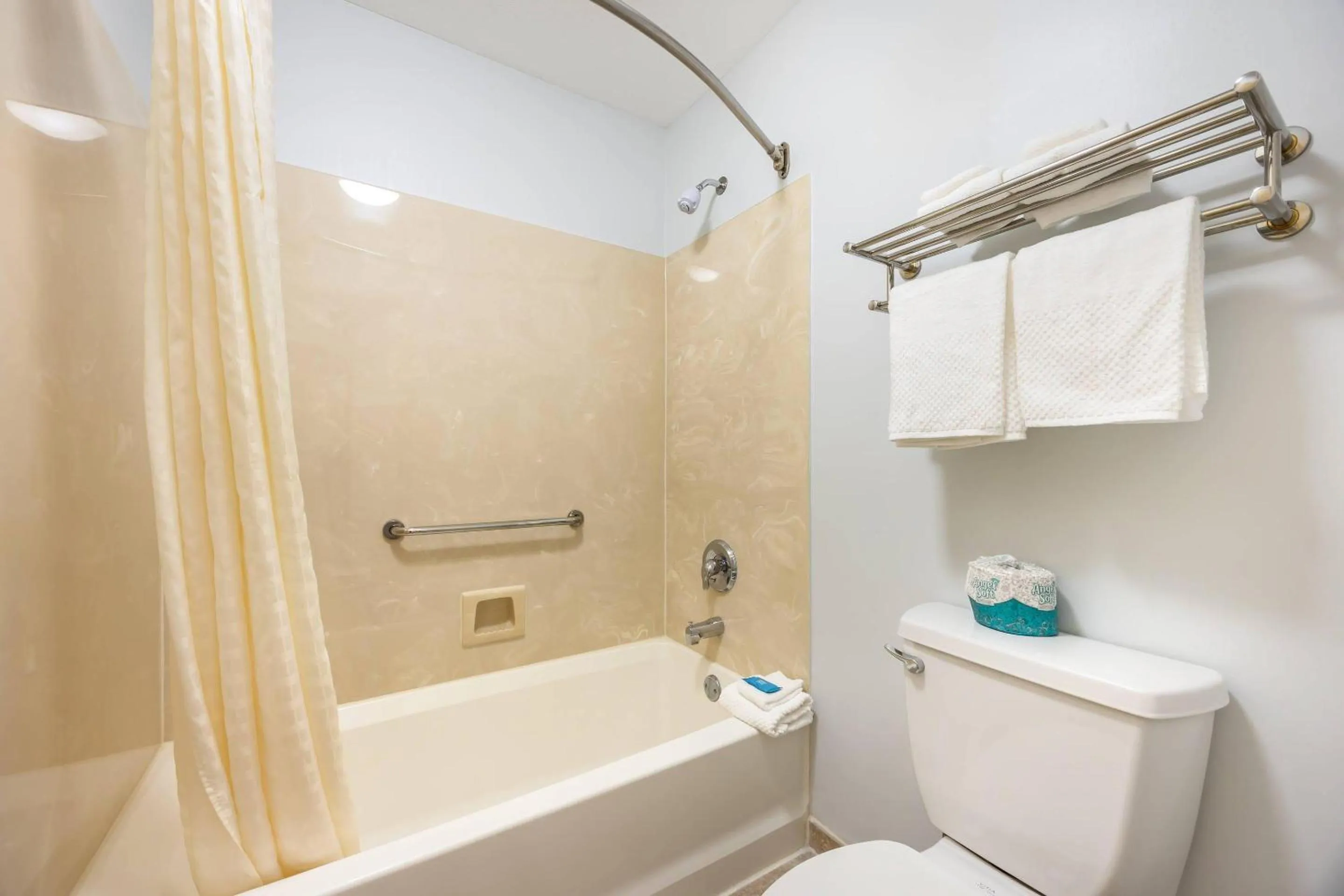 Bedroom in Suburban Studios Branson On The Strip